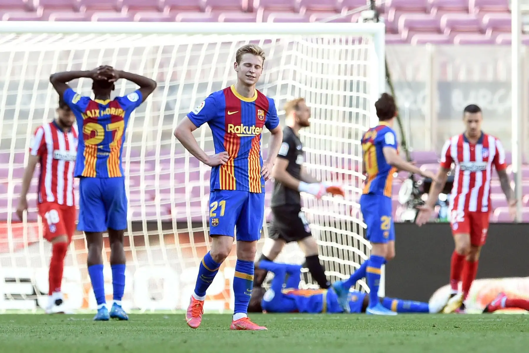 El holandés El centrocampista del Barcelona Frenkie De Jong reacciona ante una oportunidad de perder goles durante el partido de fútbol de la liga española FC Barcelona contra el Club Atlético de Madrid.
Foto: AFP