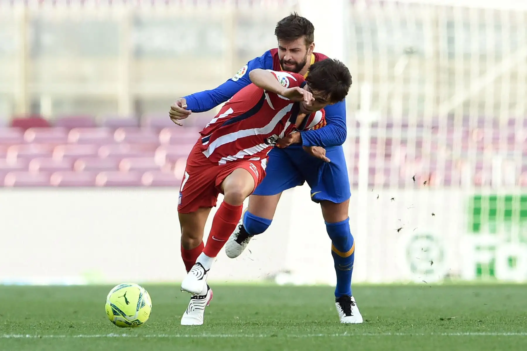 El defensa español del Barcelona Gerard Piqué compite con el centrocampista portugués del Atlético de Madrid Joao Félix durante el partido de fútbol de la liga española FC Barcelona contra el Club Atlético de Madrid.
Foto: AFP