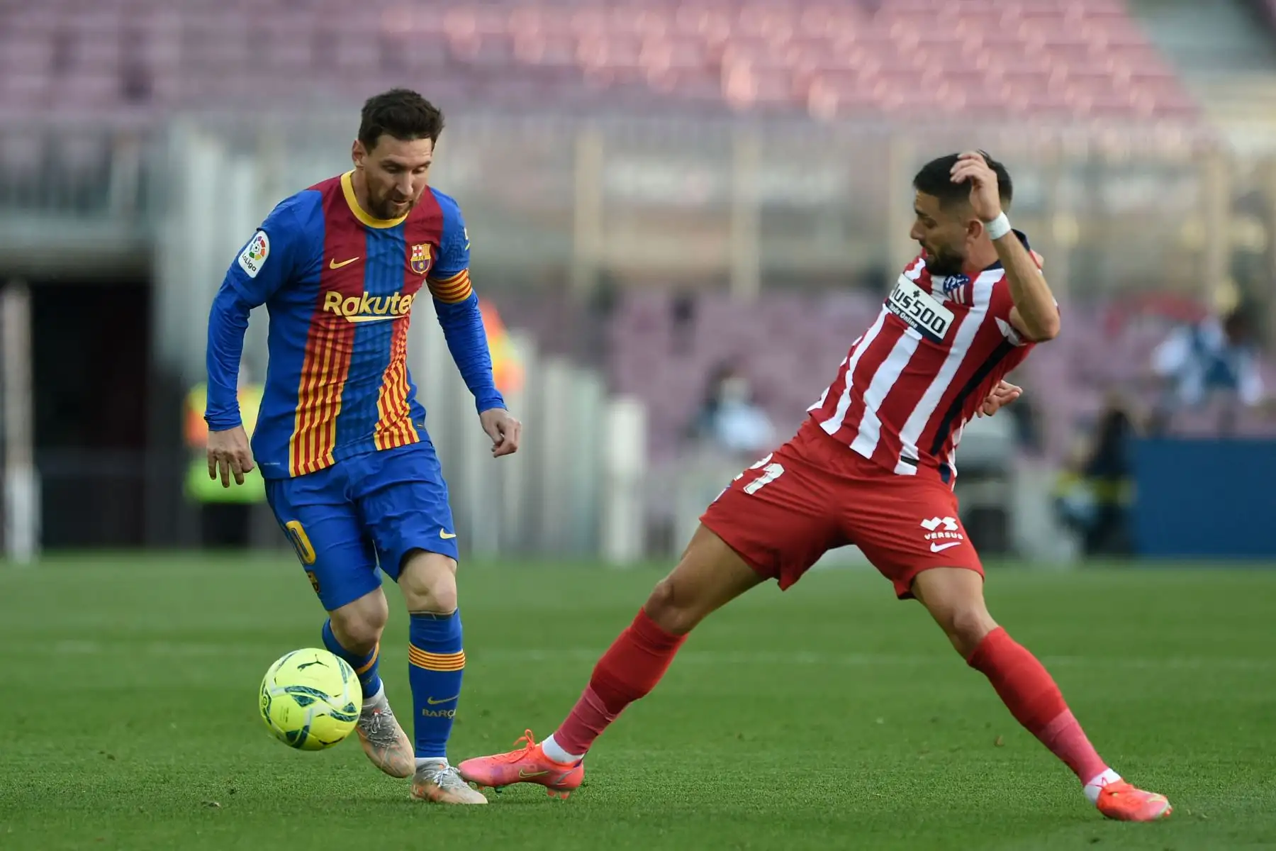 El centrocampista belga del Atlético de Madrid Yannick Ferreira-Carrasco (R) desafía al delantero argentino del Barcelona Lionel Messi durante el partido de fútbol de la liga española FC Barcelona.
Foto: AFP