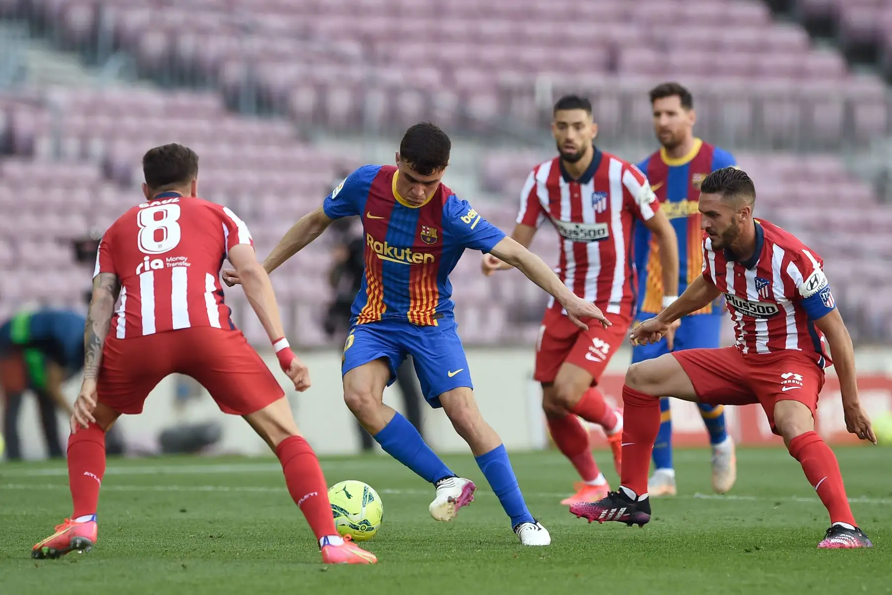 El centrocampista español del Atlético de Madrid Saúl Niguez y el centrocampista español del Atlético de Madrid Koke (R) desafían al mediocampista español del Barcelona Pedri durante el partido de fútbol de la liga española FC Barcelona contra el Club Atlético de Madrid.
Foto: AFP