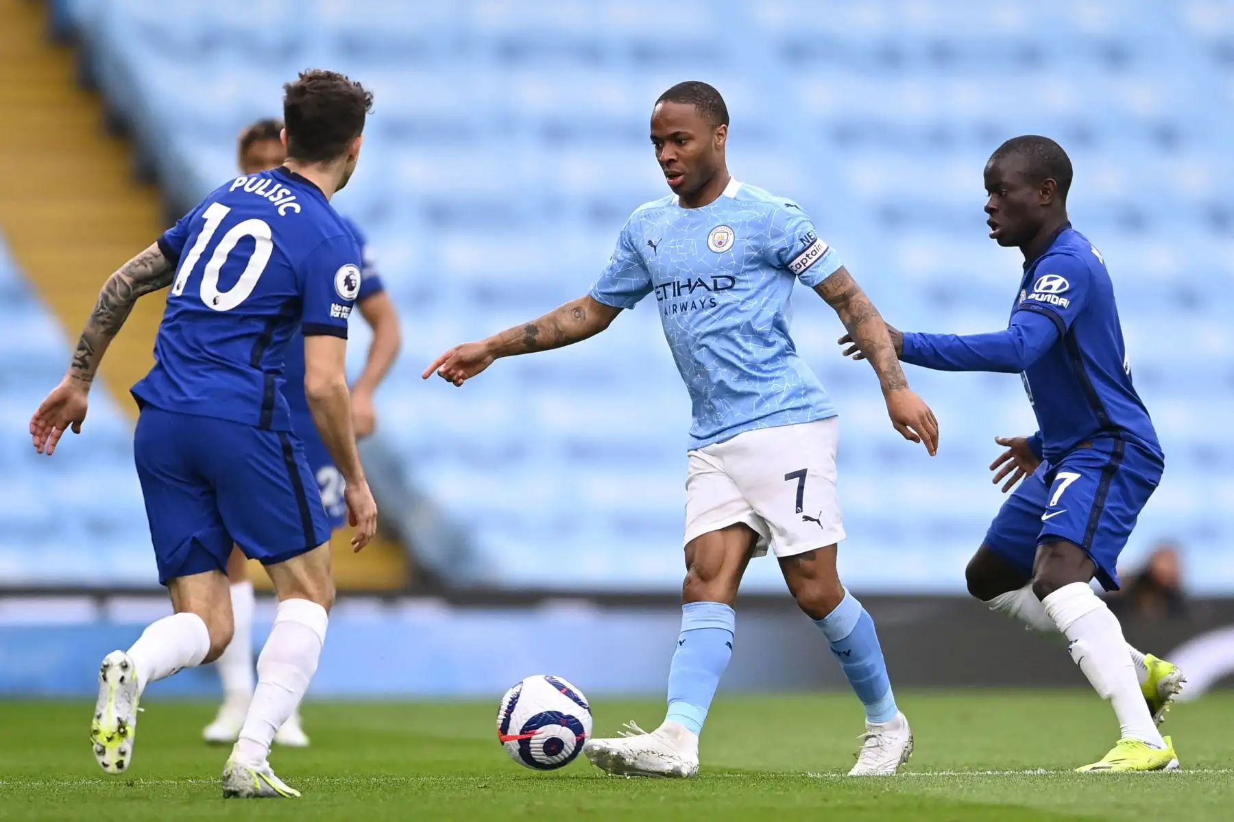 El centrocampista inglés del Manchester City Raheem Sterling realizado con el mediocampista estadounidense del Chelsea Christian Pulisic y el centrocampista francés del Chelsea N
