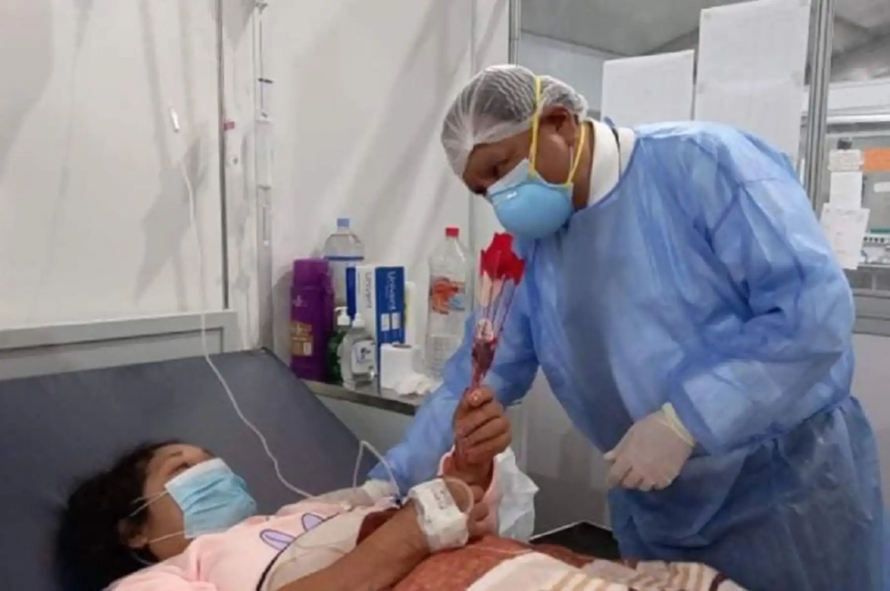 En el marco del Día de la Madre, trabajadores del hospital regional Eleazar Guzmán Barrón de Nuevo Chimbote, en la región Áncash, rindieron un merecido y sentido homenaje a las mujeres que se encuentran internadas en este nosocomio batallando contra el covid-19.