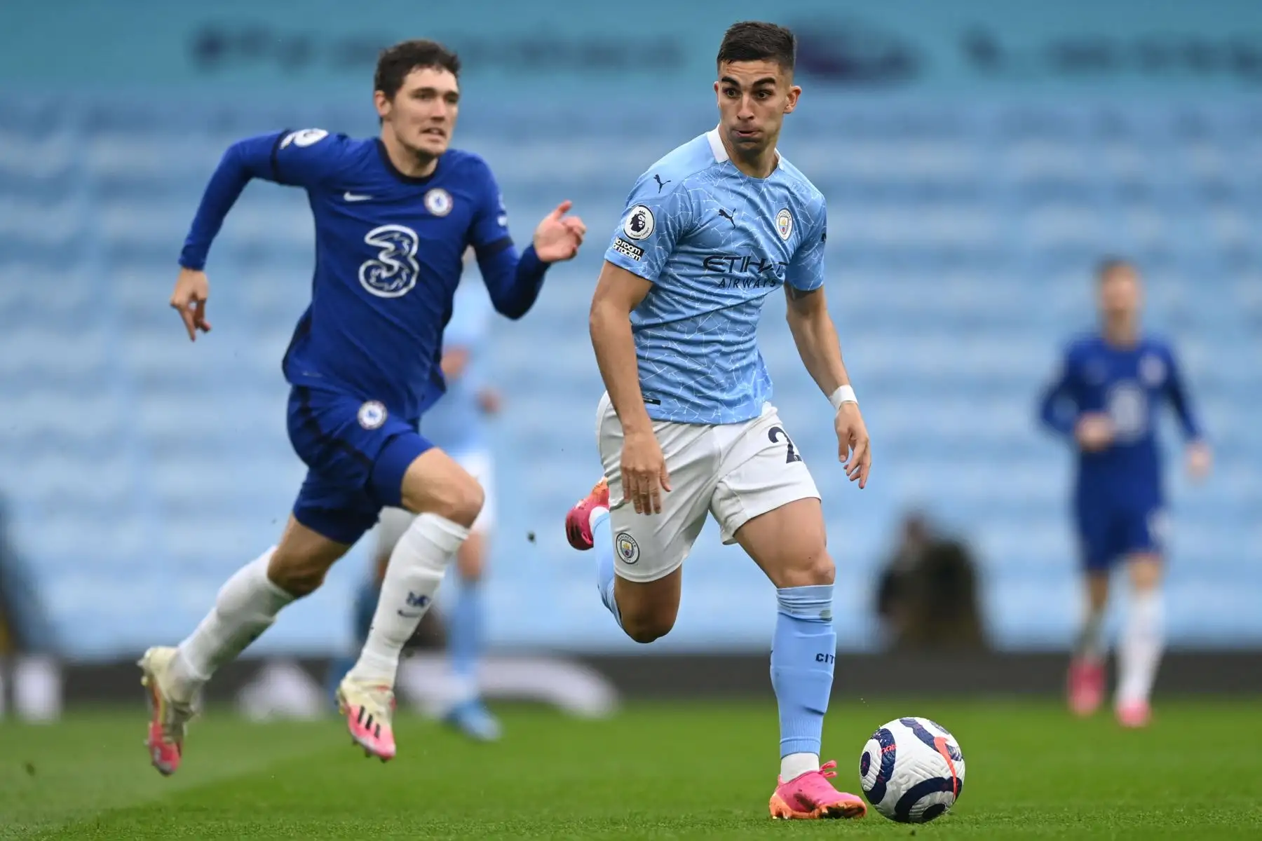 El centrocampista español del Manchester City Ferran Torres corre  del defensor danés del Chelsea Andreas Christensen  durante el partido de fútbol de la Premier League inglesa entre el Manchester City y el Chelsea.
Foto: AFP