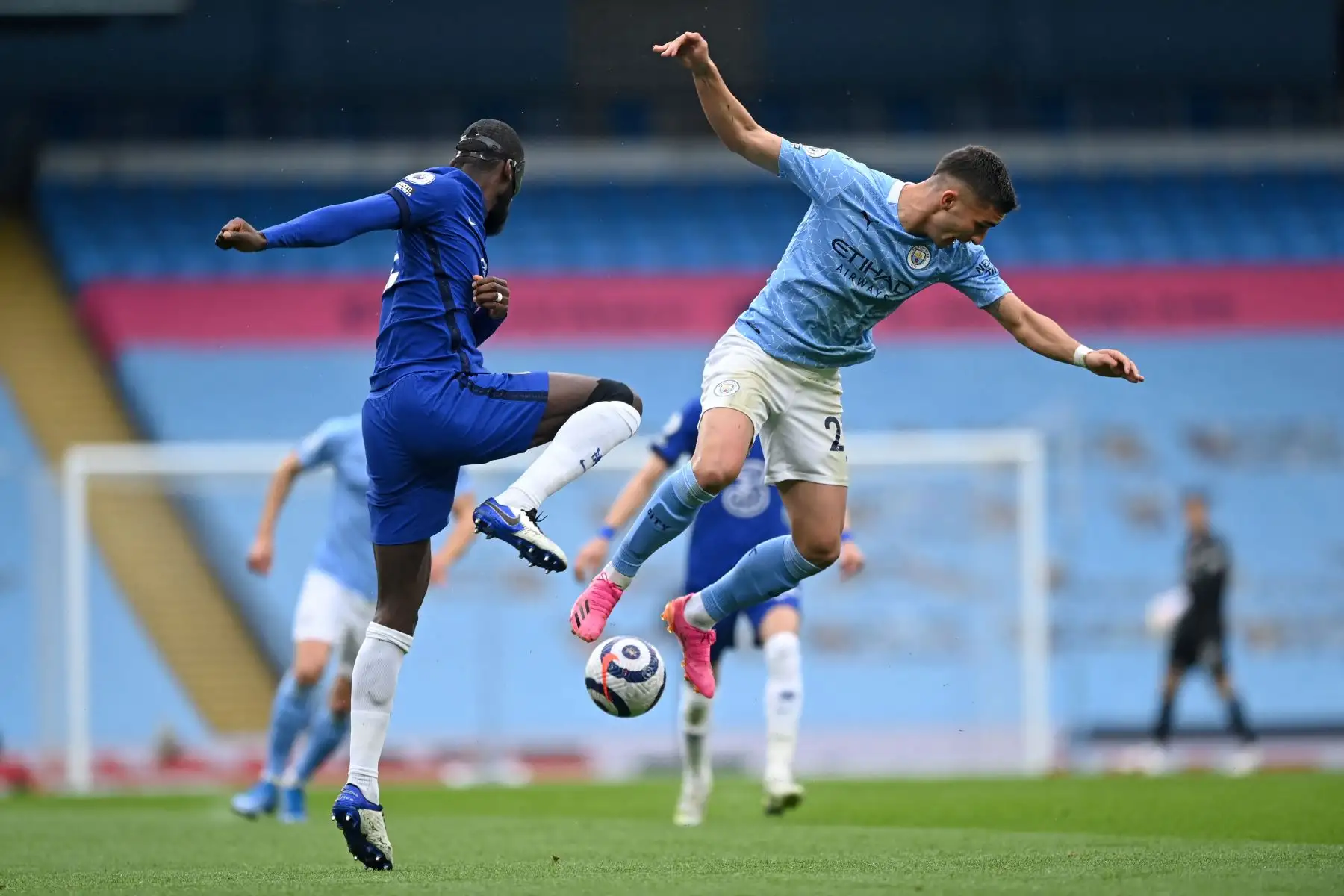 El centrocampista español del Manchester City Ferran Torres compite con el defensor alemán del Chelsea Antonio Rudiger durante el partido de fútbol de la Premier League inglesa entre el Manchester City y el Chelsea.
Foto: AFP