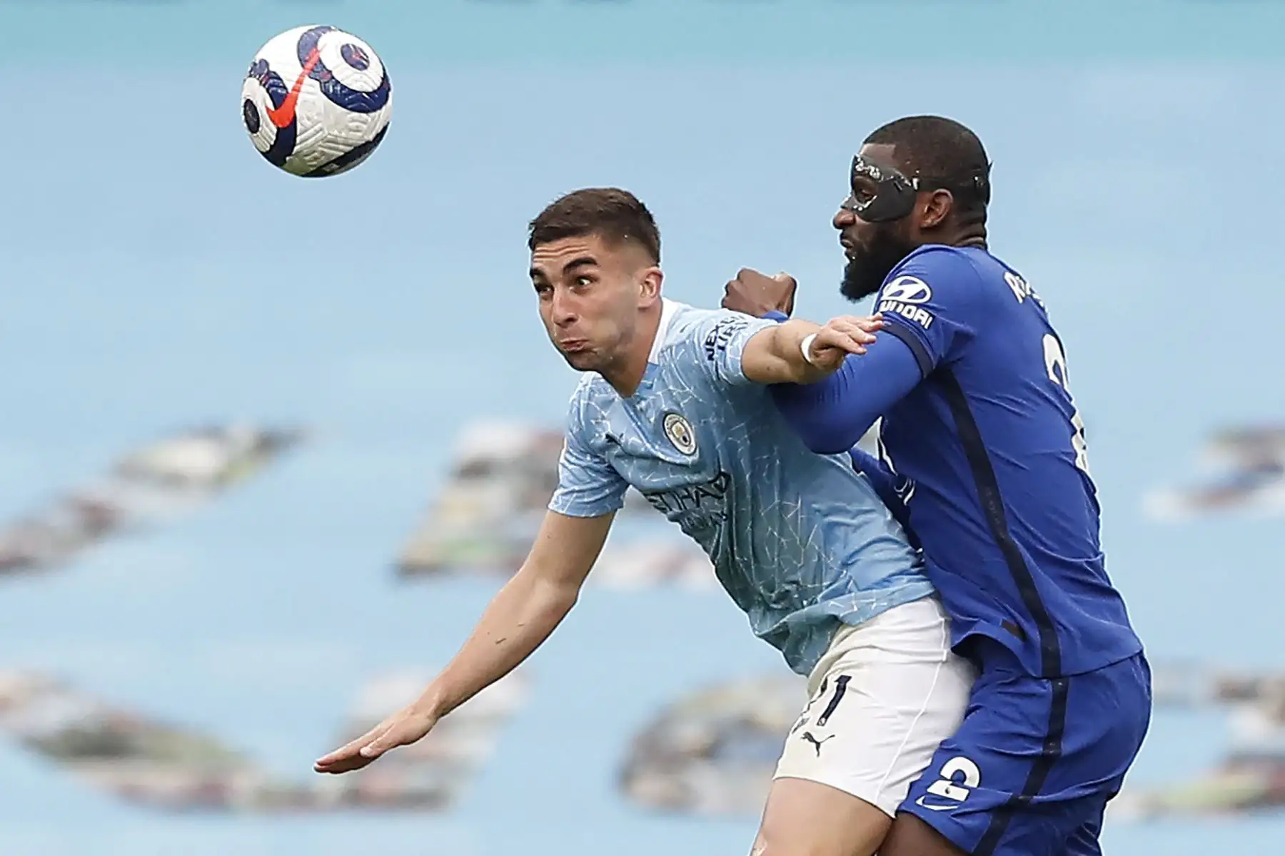 El centrocampista español del Manchester City Ferran Torres (compite con el defensor alemán del Chelsea Antonio Rudiger durante el partido de fútbol de la Premier League inglesa entre Manchester City y Chelsea.
Foto: AFP