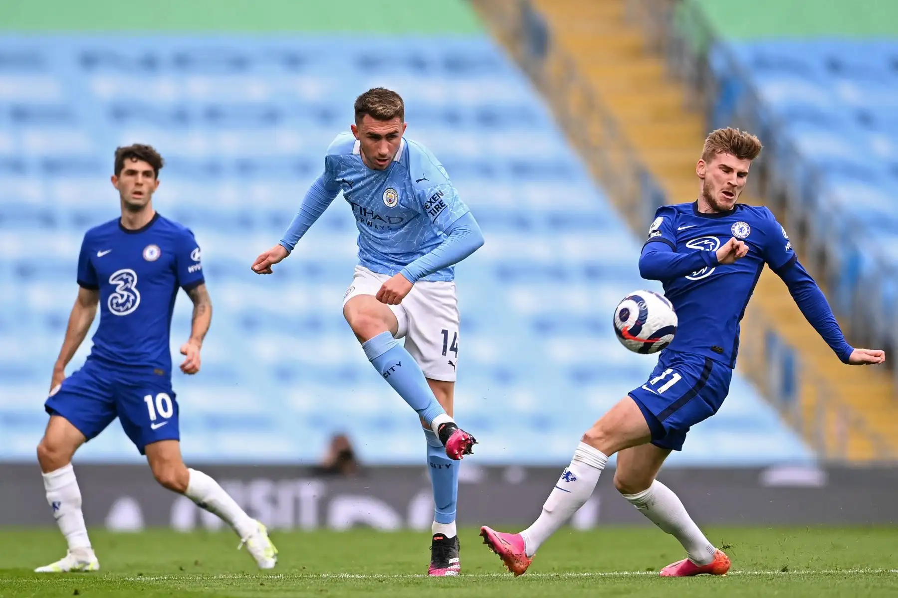El defensor francés del Manchester City Aymeric Laporte  pasa el balón durante el partido de fútbol de la Premier League inglesa entre el Manchester City y el Chelsea.
Foto: AFP