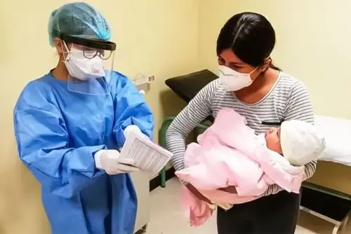 Durante el primer año de pandemia, el SIS cubrió integralmente la atención de más de 300 mil gestantes aseguradas que dieron a luz en establecimientos de salud del Minsa a nivel nacional. Foto: SIS