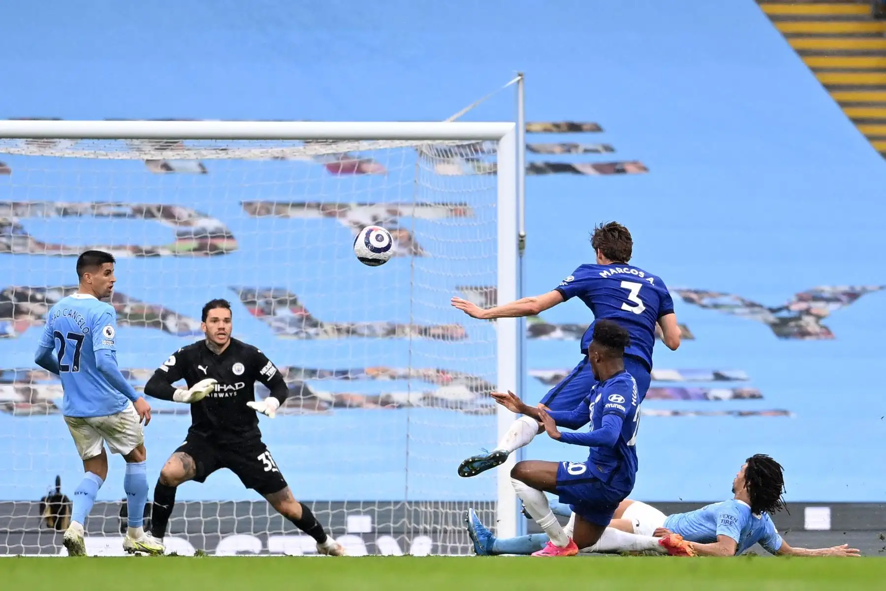 El defensor español del Chelsea, Marcos Alonso, dispara para anotar a su último ganador durante el partido de fútbol de la Premier League inglesa entre Manchester City y Chelsea.
Foto: AFP