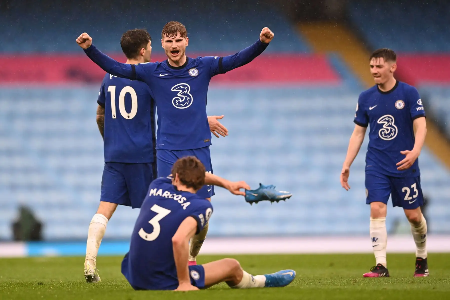 El delantero alemán del Chelsea, Timo Werner y sus compañeros celebran en la cancha después del partido de fútbol de la Premier League inglesa entre Manchester City y Chelsea.
Foto: AFP