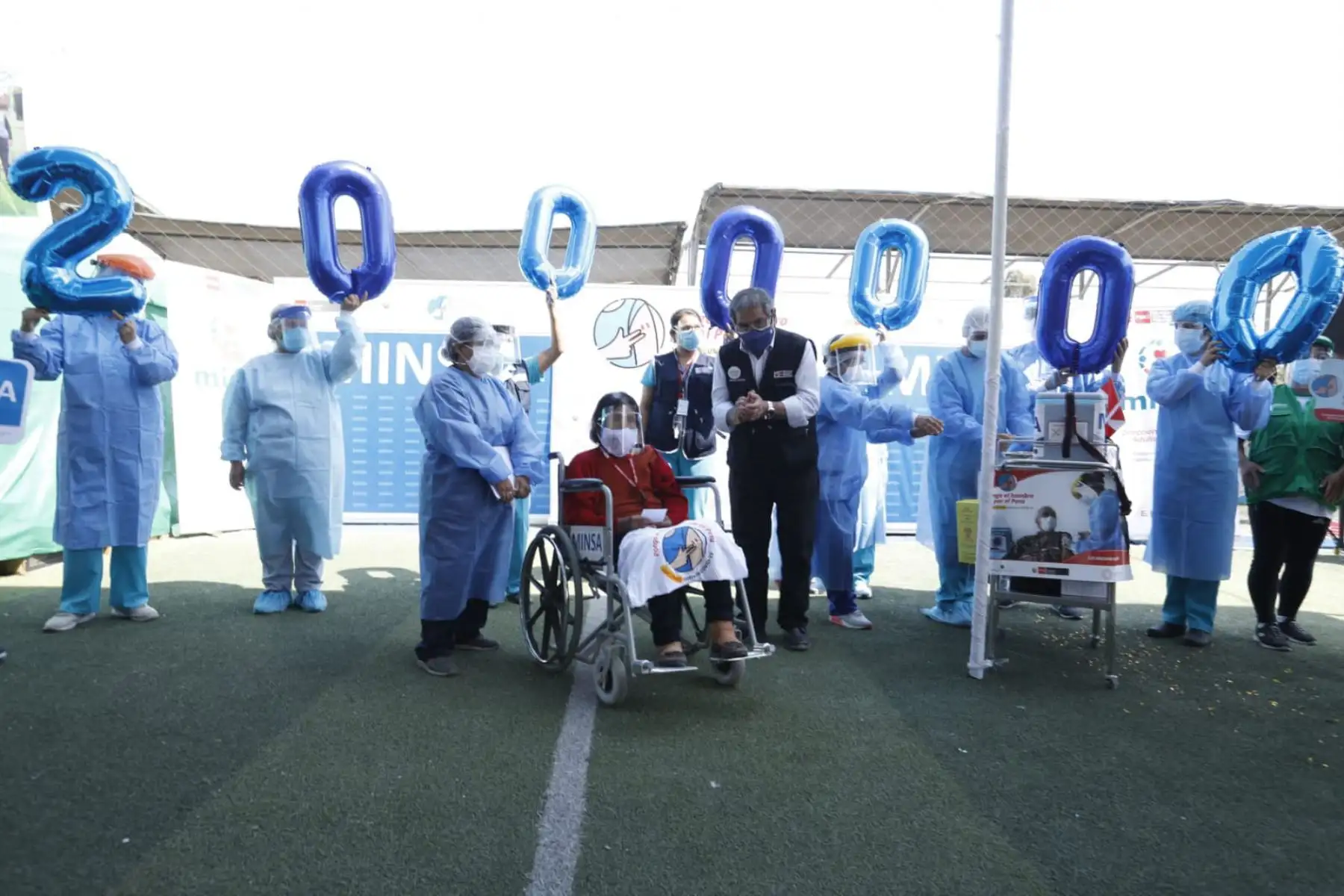 La señora Olinda, de 84 años de edad, recibió la dosis número dos millones en medio de un ambiente de esperanza y la alegría del personal de salud. Foto: ANDINA/difusión.