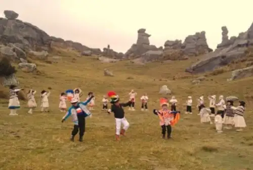 A 4,310 metros sobre el nivel del mar, 24 niños de diferentes edades y ataviados con su traje típico se dirigieron a la explanada del bosque de piedras de Huayllay, respetando las normas de bioseguridad, para entonar en el idioma quechua alegres canciones dedicadas a todas las madres.
