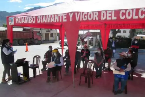 Cumpliendo todos los protocolos de bioseguridad para prevenir contagios del covid-19, alrededor de 80 hombres y mujeres dedicados a la actividad de la pequeña minería y minería artesanal de la región Arequipa fueron capacitados de manera presencial en temas de formalización minera.
