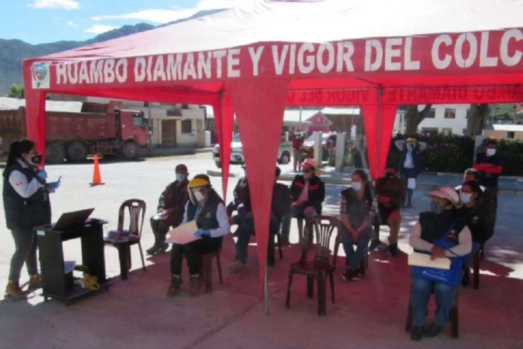 Cumpliendo todos los protocolos de bioseguridad para prevenir contagios del covid-19, alrededor de 80 hombres y mujeres dedicados a la actividad de la pequeña minería y minería artesanal de la región Arequipa fueron capacitados de manera presencial en temas de formalización minera.
