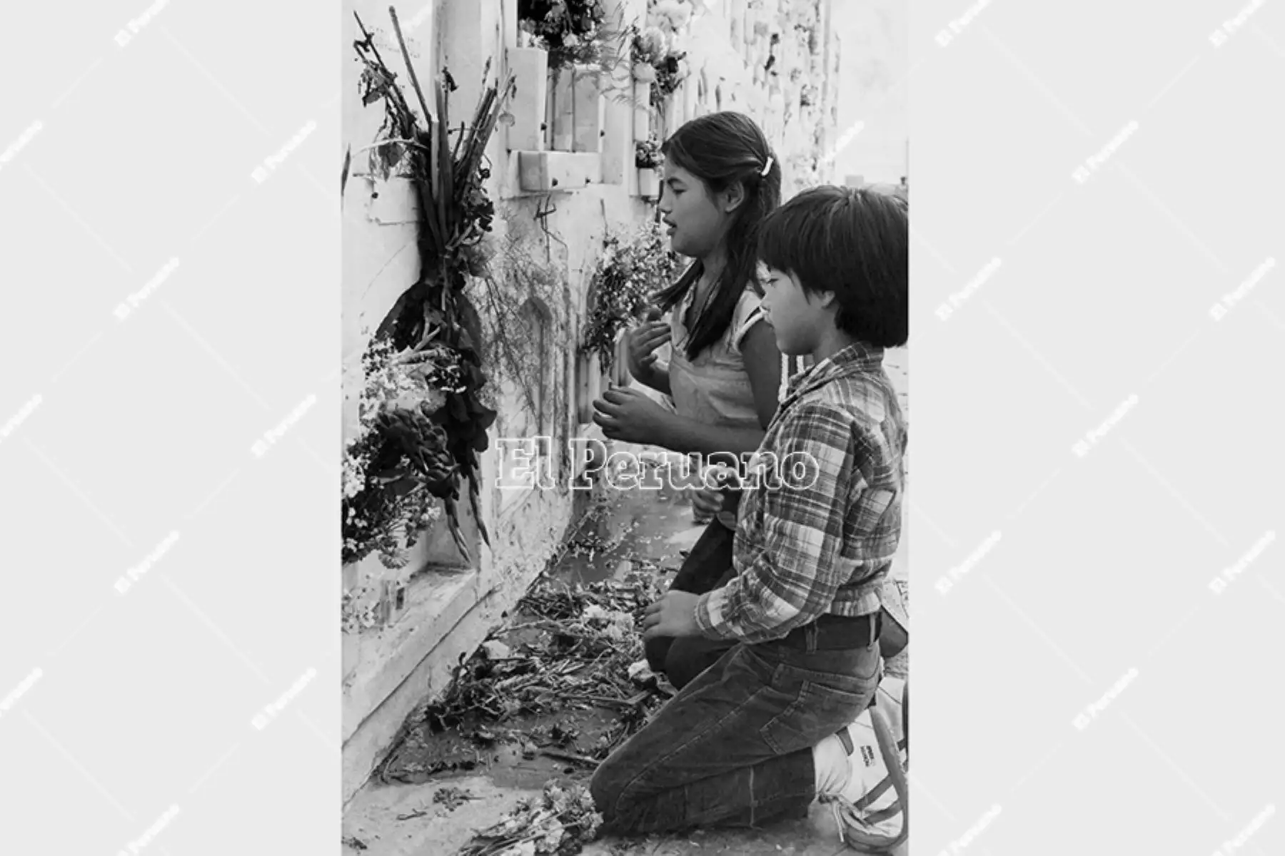 Callao - 13 mayo 1984 / En el Día de la Madre, dos niños visitan una tumba en el cementerio Baquijano y Carrillo. Foto: Archivo Histórico de El Peruano / Manuel Cahua