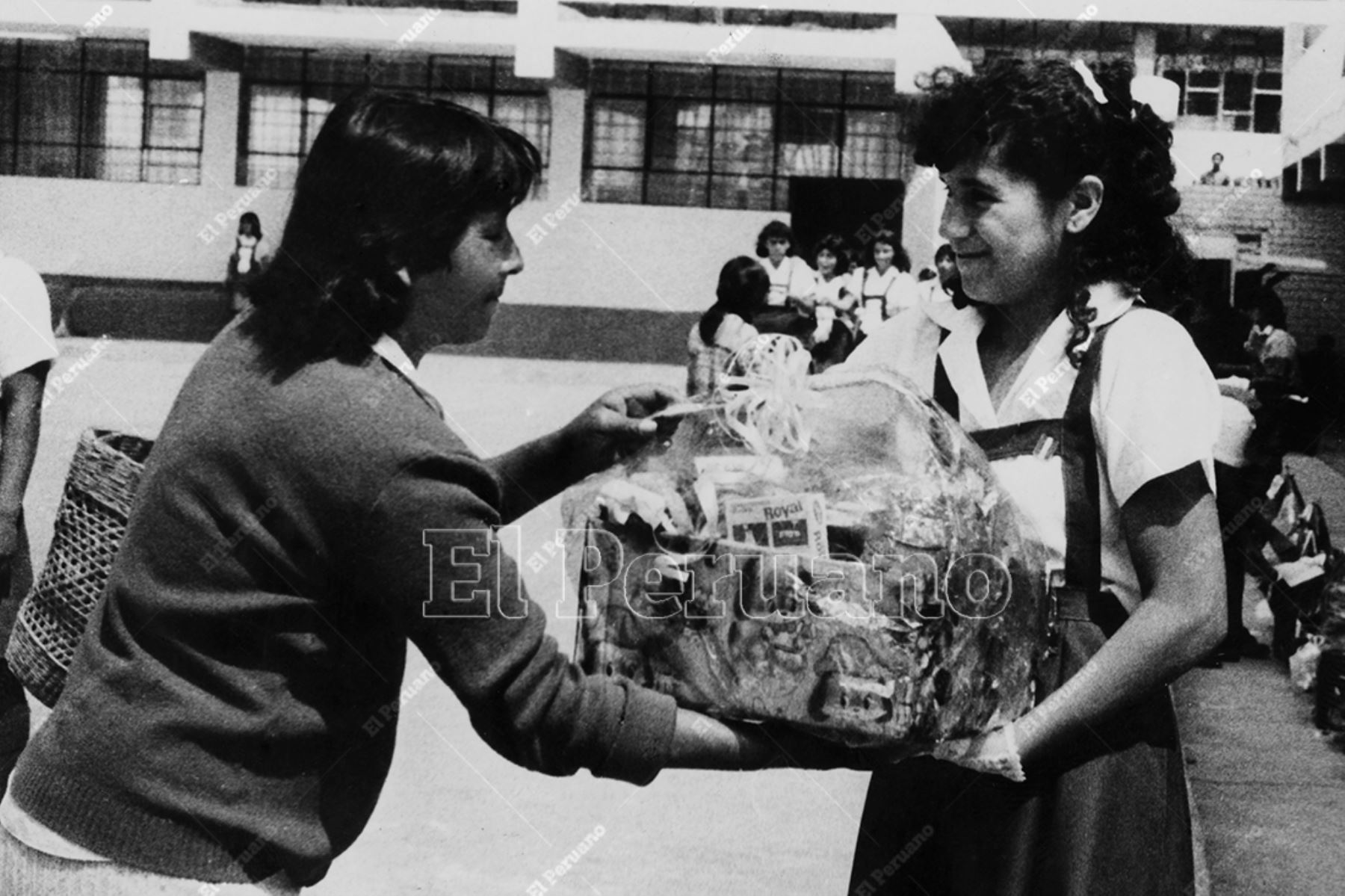 Lima - 9 mayo 1986 / Tradicional celebración y entrega de canastas por el Día de la Madre en un colegio nacional. Foto: Archivo Histórico de El Peruano / Pavel Marrul