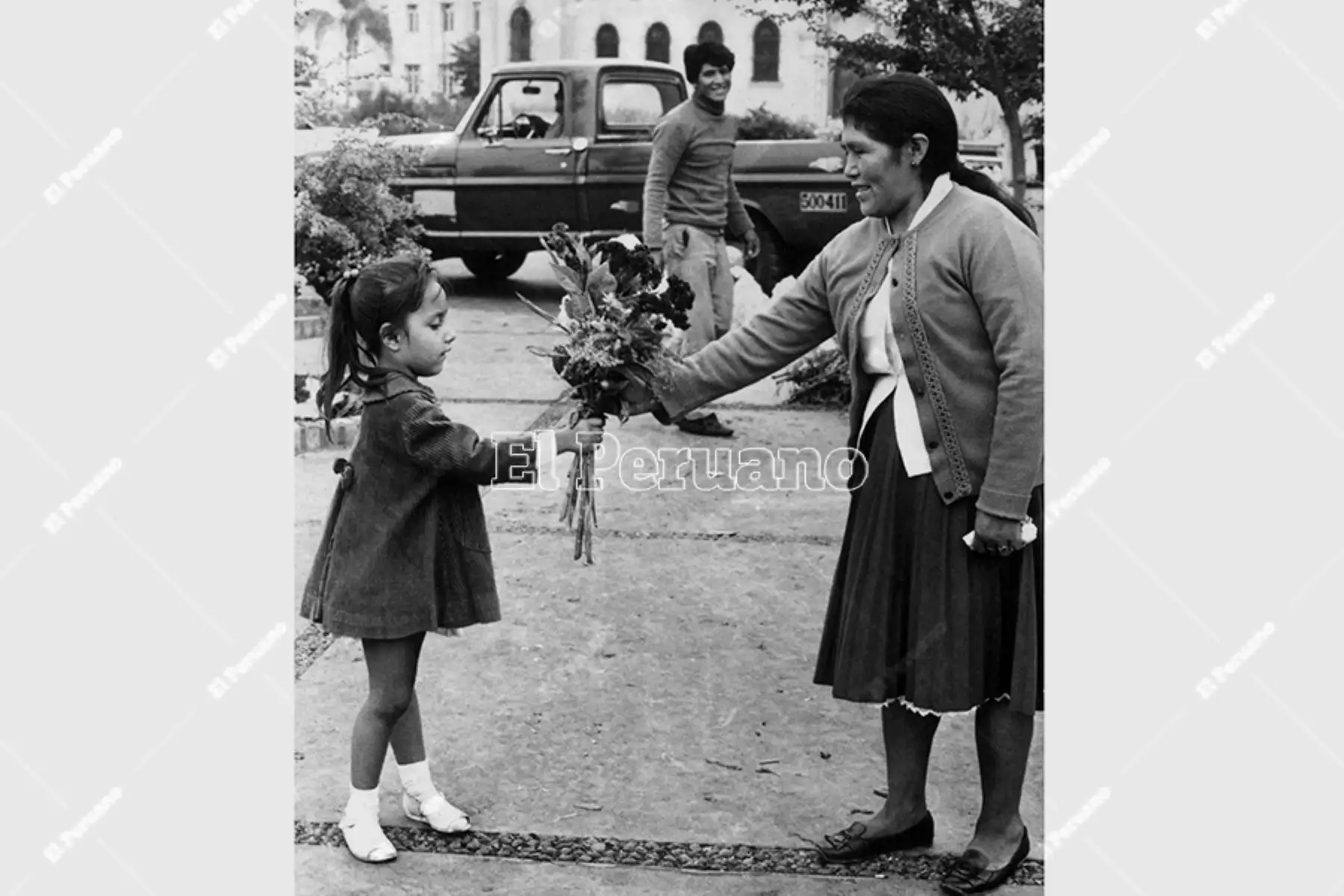 Lima - 10 mayo 1970 / Una niña entrega un ramo de flores en el Día de la Madre. Foto: Archivo Histórico de El Peruano