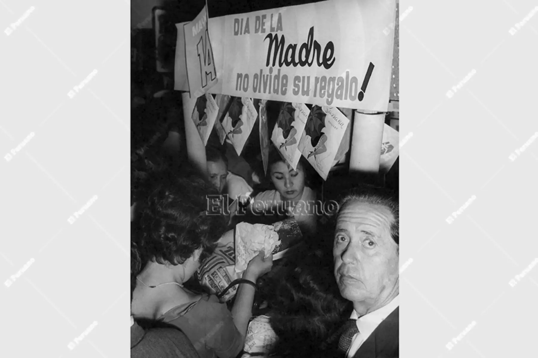 Lima - 13 mayo 1961 / Las tiendas del centro de Lima lucen abarrotadas de público en la víspera del Día de la Madre. Foto: Archivo Histórico de El Peruano