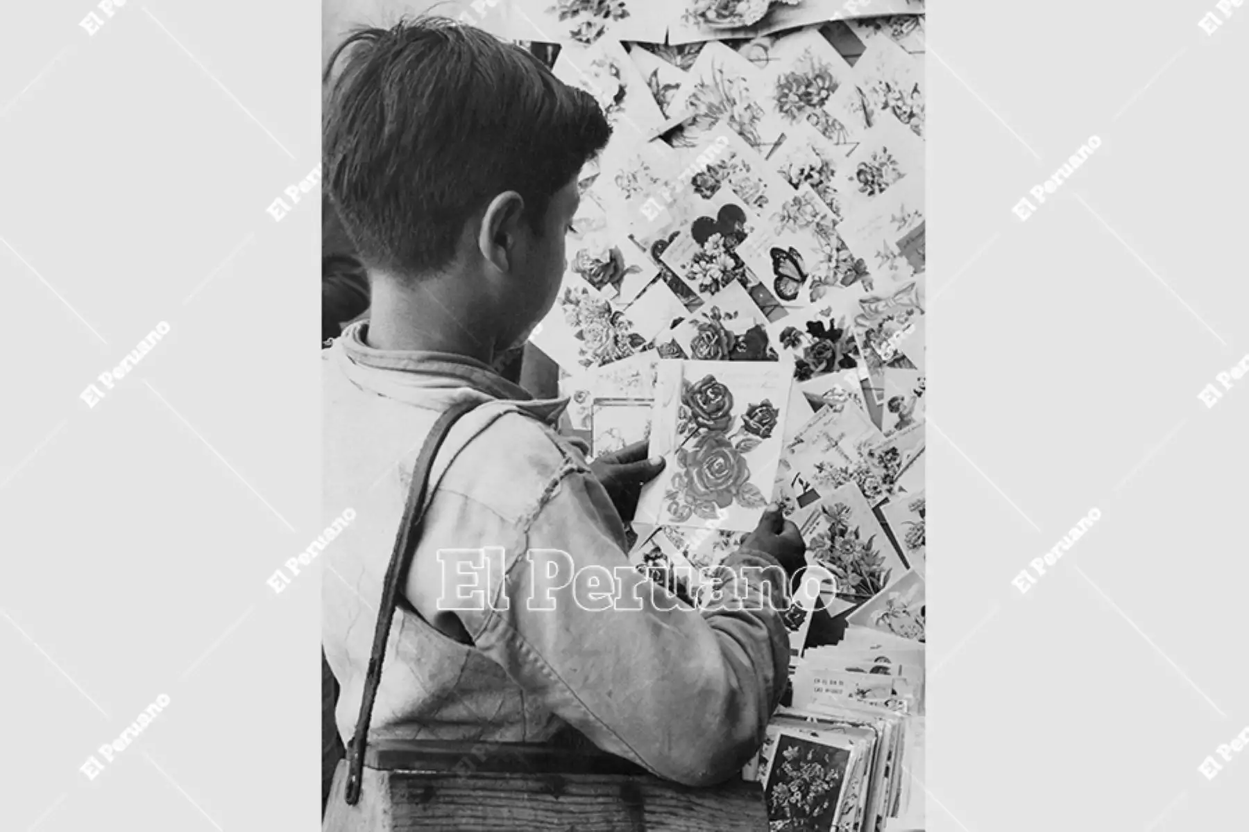 Lima - 9 mayo 1959 / Un canillita escoge una tarjeta para obsequiarla a su progenitora en el Día de la Madre. Foto: Archivo Histórico de El Peruano