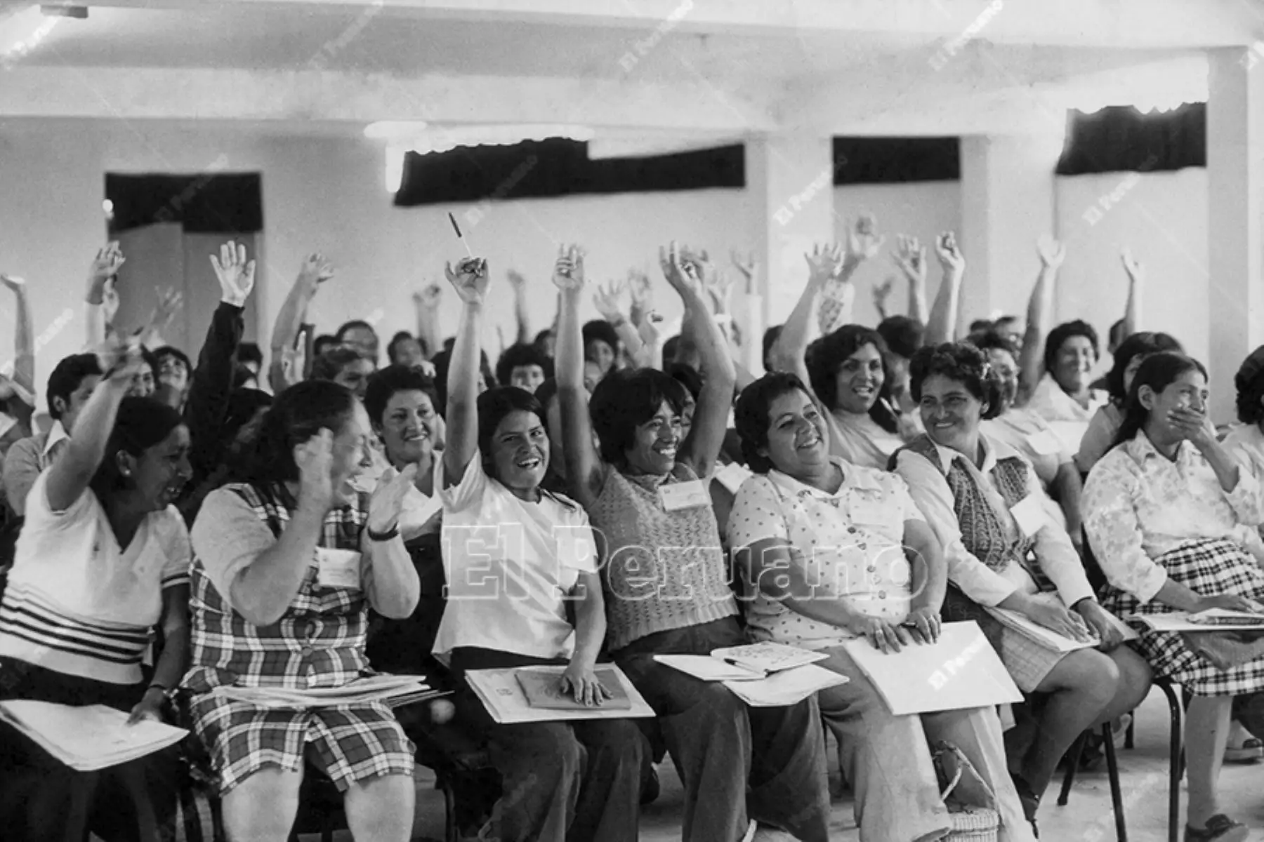 Lima - 4 mayo 1976 / La Junta de Asistencia Nacional (JAN) celebró por anticipado el Día de la Madre en la Primera Convención de Pueblos Jovenes de Lima y Callao. Foto: Archivo Histórico de El Peruano / José Risco