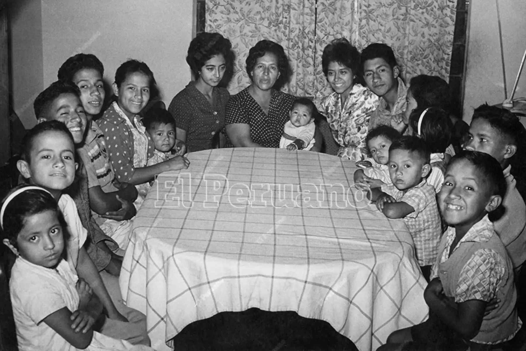 Lima -  11 mayo 11 mayo 1962 / La señora Emma Ortecho de Cisneros, natural de Santiago de Chuco,  madre de 18 hijos. La mayor de sus hijas tiene 25 años y la menor apenas 4 meses. Doña Emma tiene 42 años y vive en Surco.  Será homenajeada en el Día de la Madre. Foto: Archivo Histórico de El Peruano