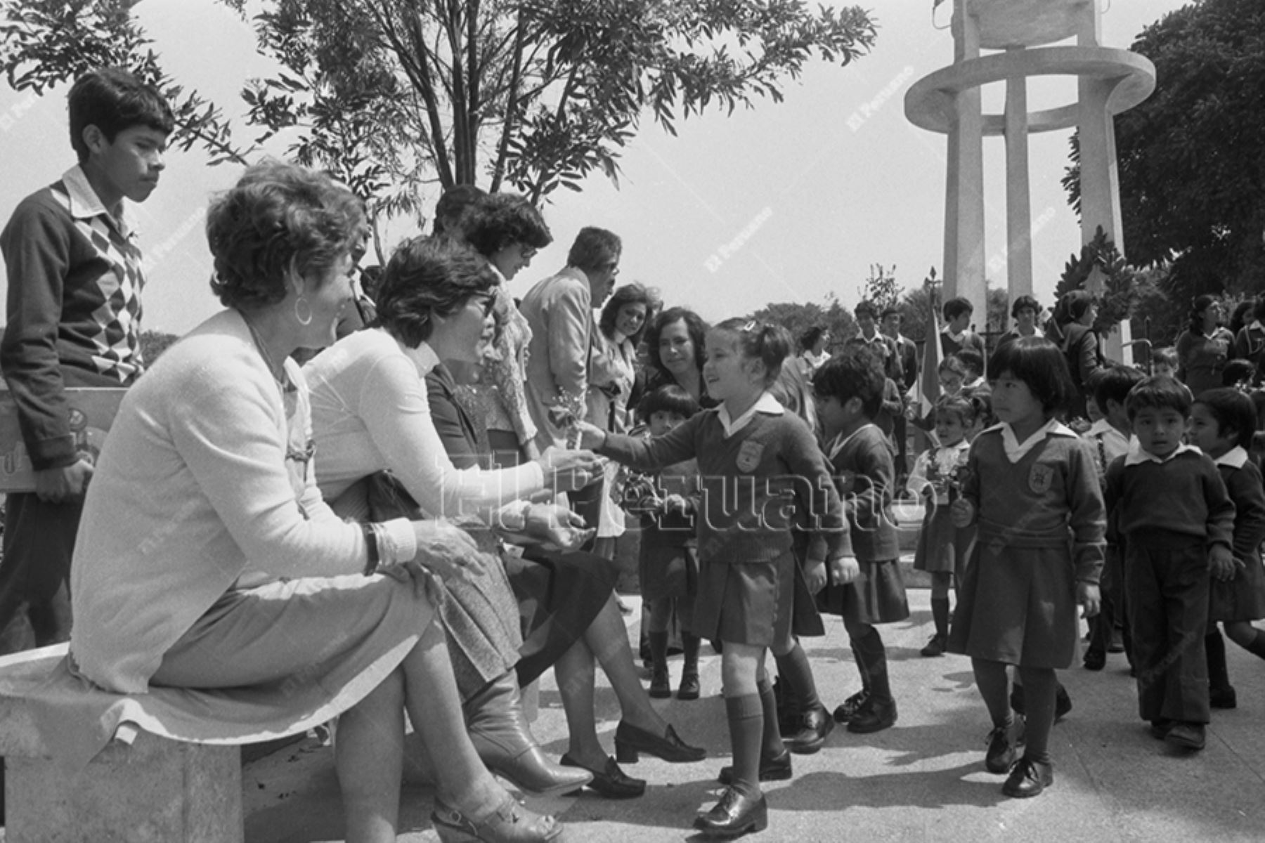 Lima - 9 mayo 1979 / Homenaje a las madres en el Parque de la Madre de Jesús María. Foto: Archivo Histórico de El Peruano