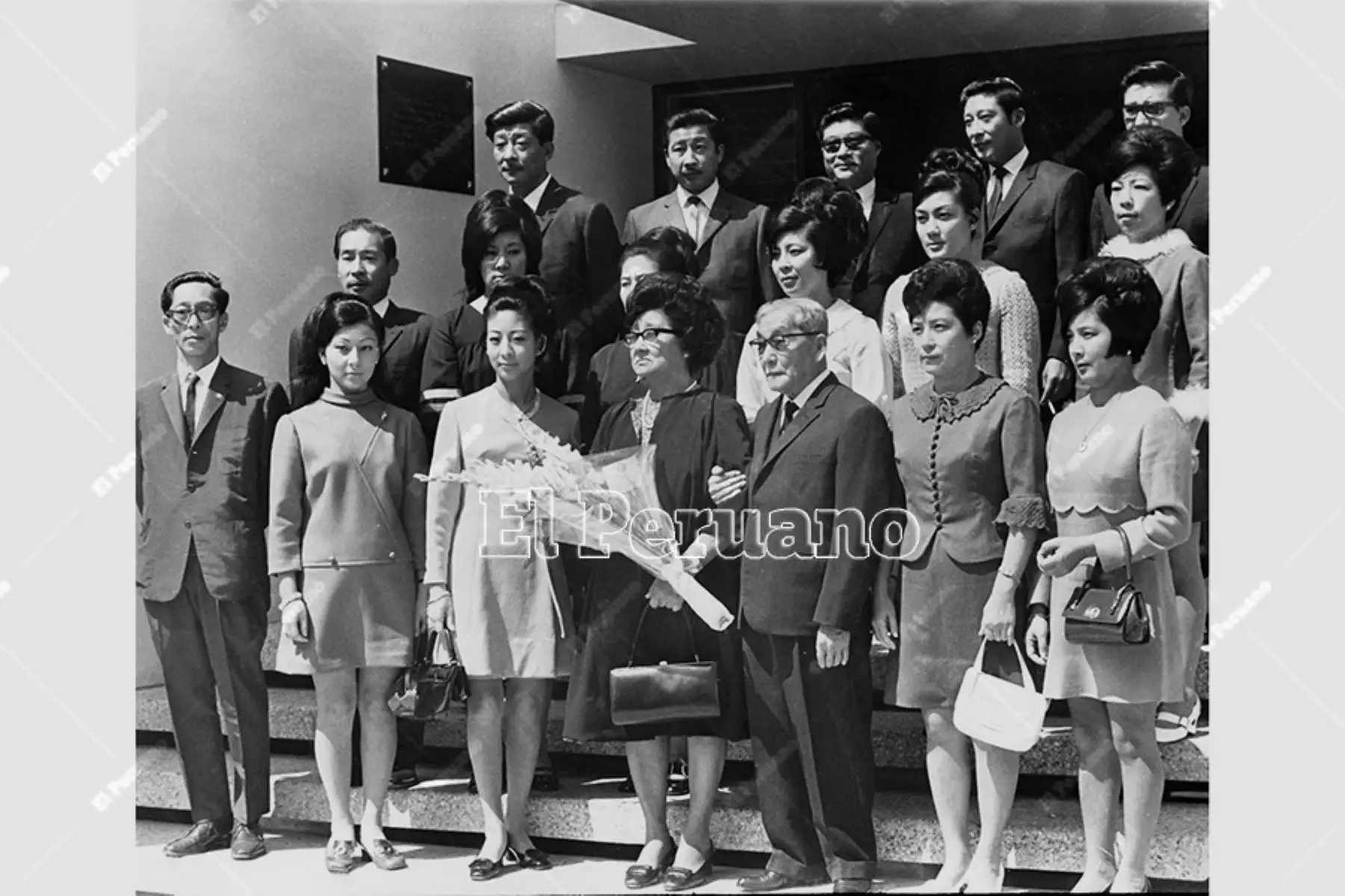 Lima - 8 mayo 1970 / Protección y comprensión para sus hijos pidió a todas las madres del país Victoria Luyo de Zorrilla, proclamada como la "Madre Peruana de 1970" en la Municipalidad de Jesus María. En la foto aparece acompañda de su esposo y rodeada por sus 16 hijos. Foto: Archivo Histórico de El Peruano