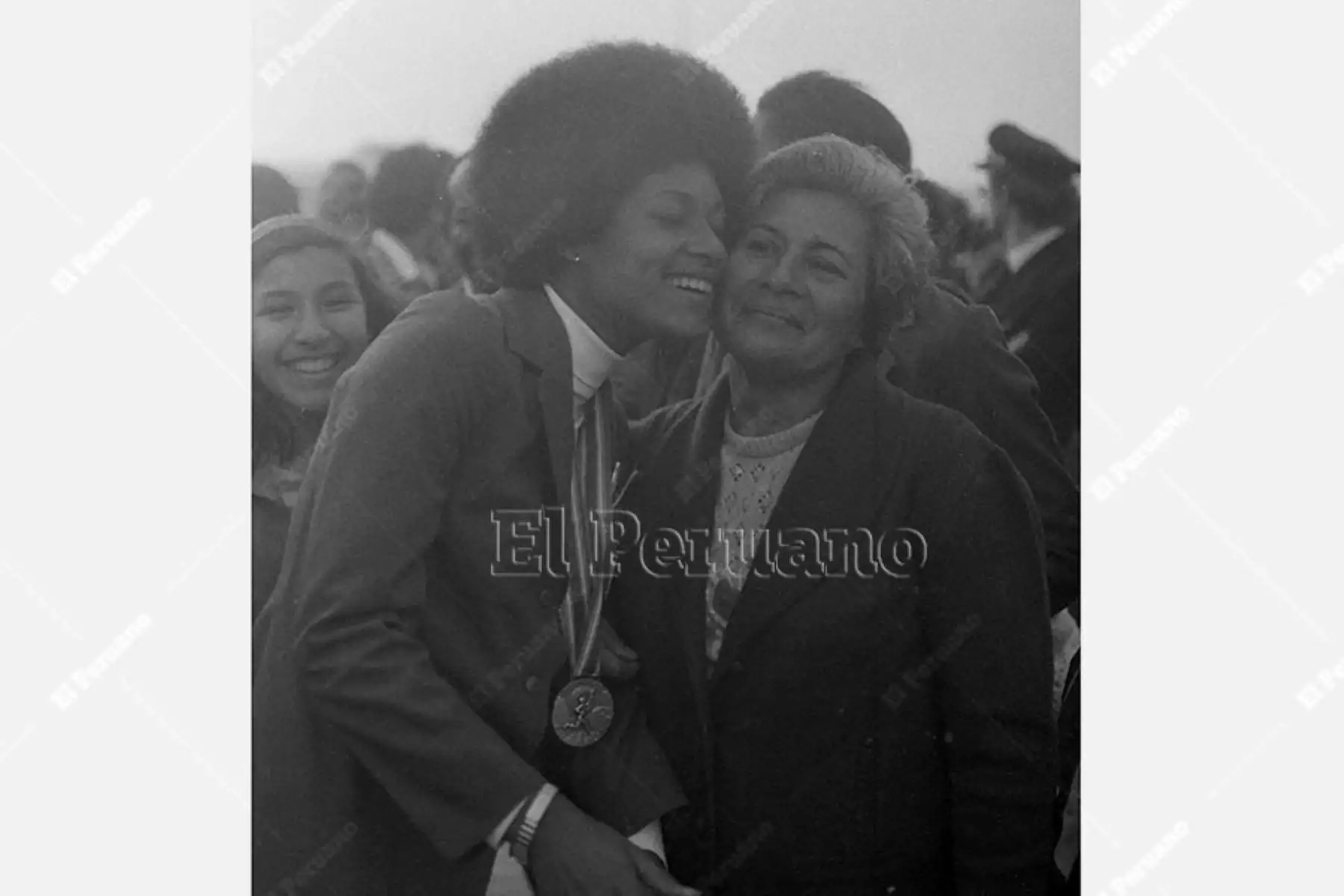 Callao - 17 julio 1979 / Cecilia Tait junto a su madre doña Camila Villacorta quien fue a recibirla  al Aeropueto Internacional Jorge Chávez. La selección peruana de voleibol recibió una jubilosa bienvenida luego de obtener la medalla de plata en los Juegos Panamericanos de San Juan de Puerto Rico.
 Foto: Archivo Histórico de El Peruano