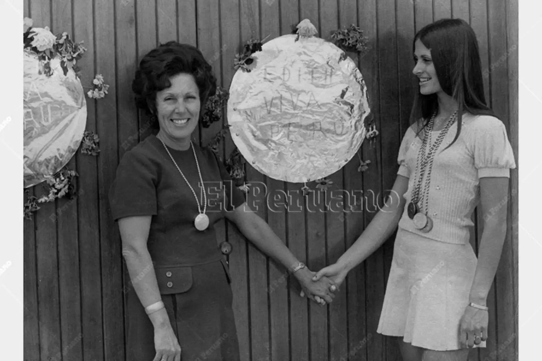 Lima - 25 abril 1974 / Edith Noeding campeona sudamericana de atletismo en la puerta de su domicilio junto a su madre la señora  Koltermann. Las autoridades anunciaron la entrega de los laureles deportivos para nuestra brillante atleta. Foto: Archivo Histórico de El Peruano