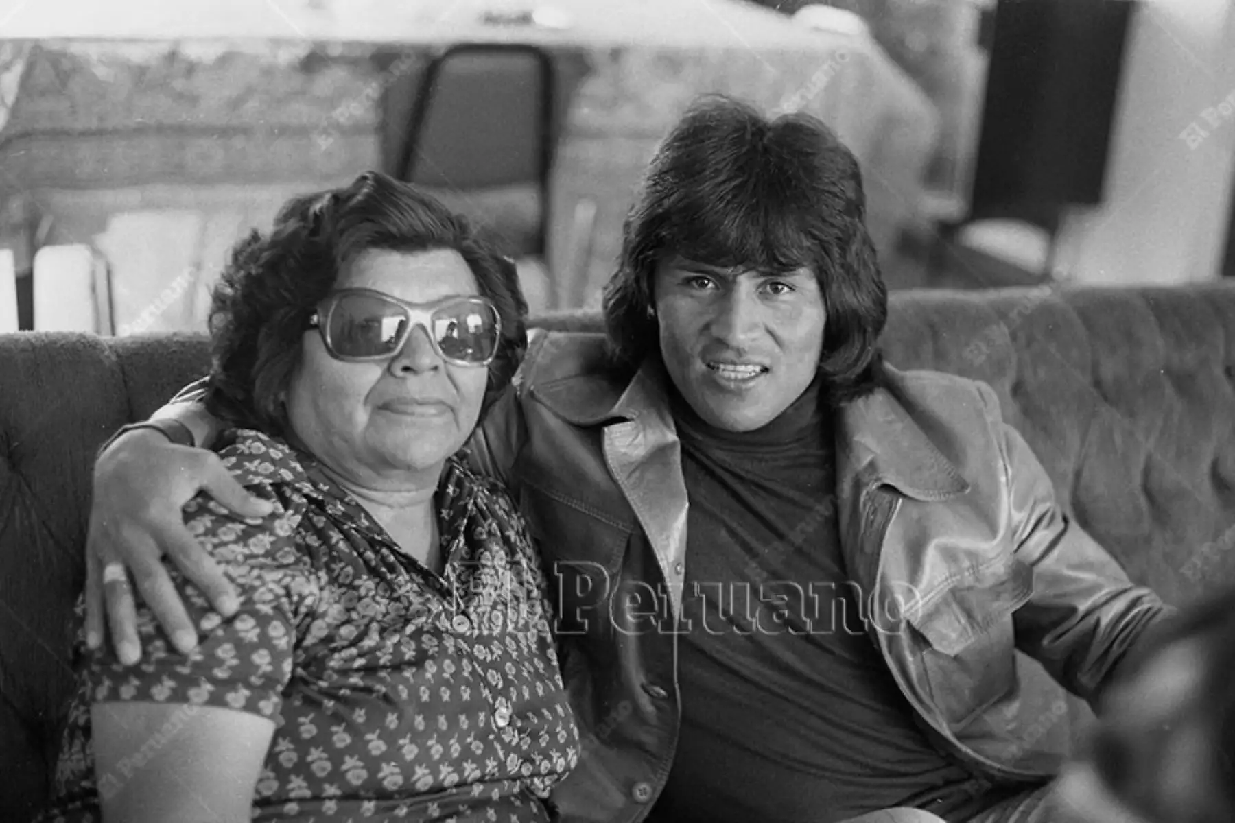 Lima - 8 mayo 1977 / Hugo Sotil junto a su mamá  Nora Yerén a la que fue a saludar muy temprano por el Día de la Madre antes de jugar el clásico del fútbol peruano.
Foto: ANDINA/ Archivo