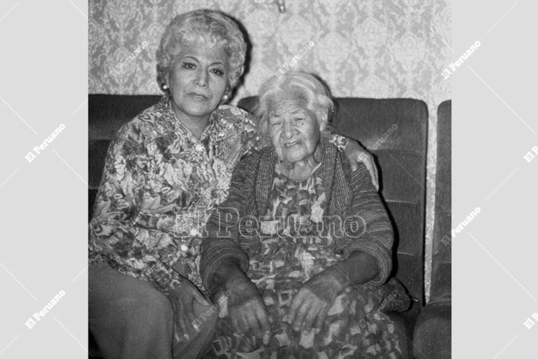 Lima - 9 mayo 1979 / La cantante Jesús Vásquez posa junto a su mamá para un especial por el Día de la Madre. Foto: Archivo Histórico de El Peruano / Leoncio Mariscal.
Foto: ANDINA/ Archivo