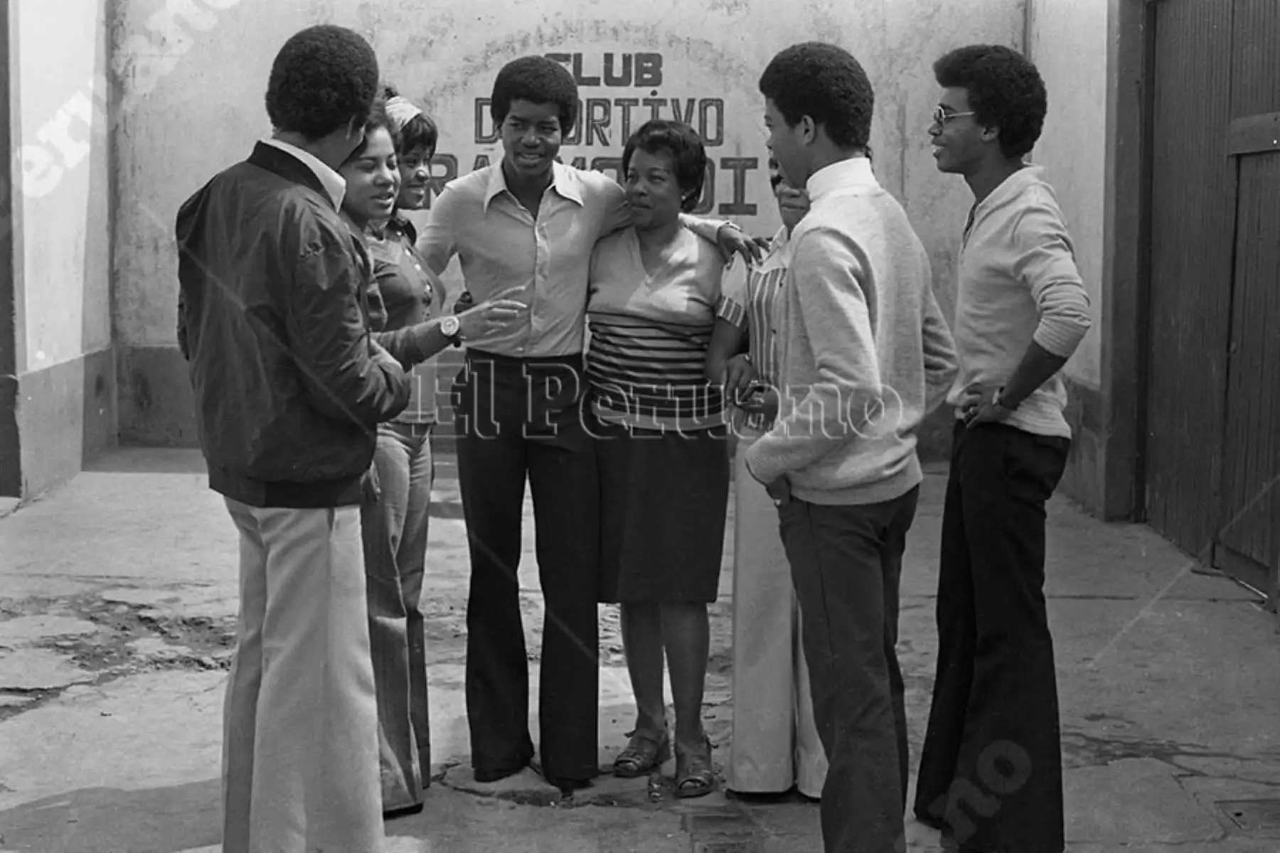 Lima - 21 mayo 1976 / Julio César Uribe figura juvenil del Sporting Cristal junto a su madre y familiares.
 Foto: Archivo Histórico de El Peruano / Alejandro Aguirre