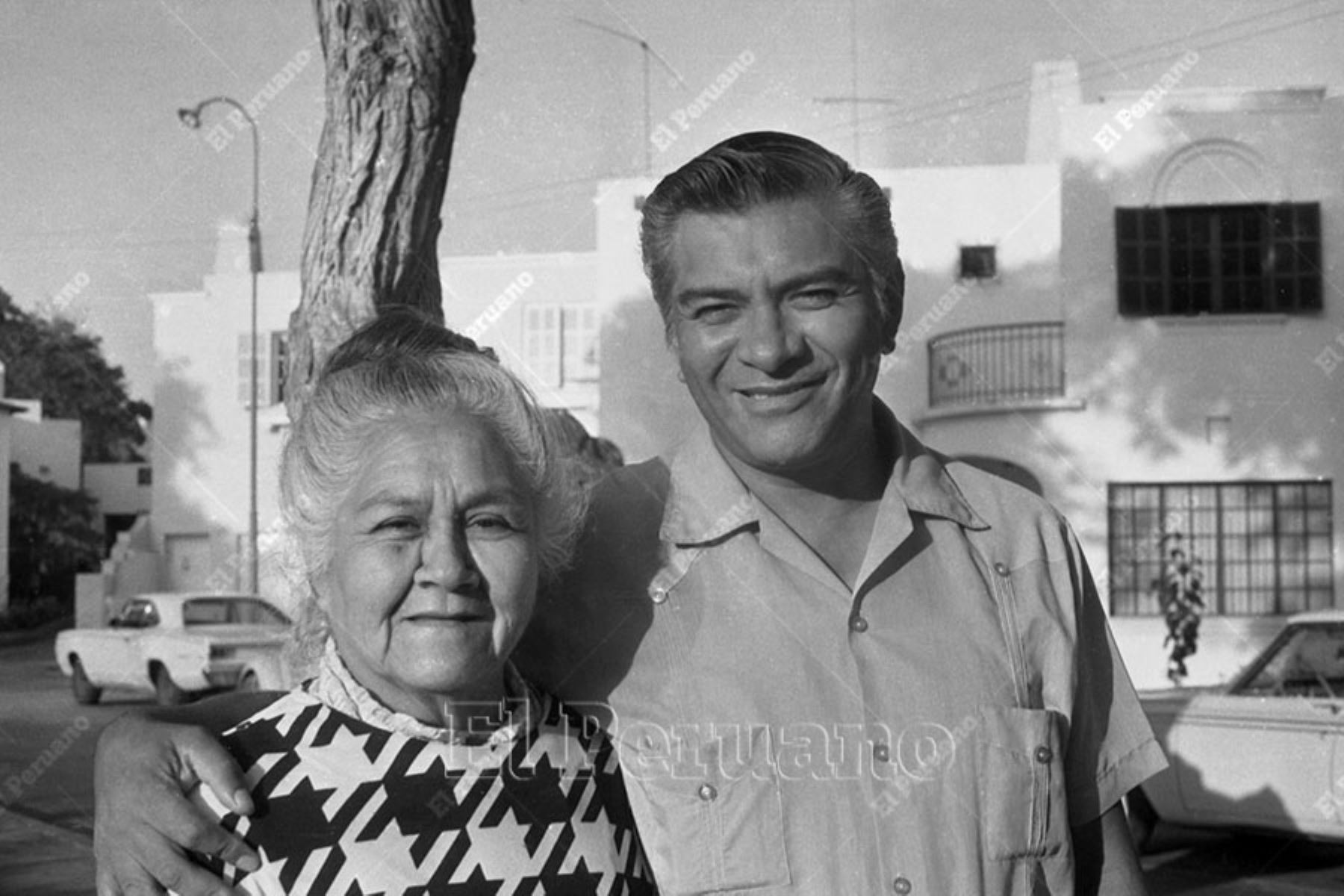 Lima - 8 mayo 1979 / Compositor Manuel Acosta Ojeda junto a su madre. 
Foto: Archivo Histórico de El Peruano / Leoncio Mariscal