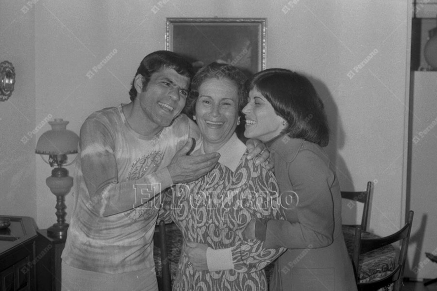 Lima - 9 mayo 1979 / Los hermanos Miguelito y Cecilia Barraza junto a su madre para un especial del diario La Crónica por el Día de la Madre. 
Foto: Archivo Histórico de El Peruano