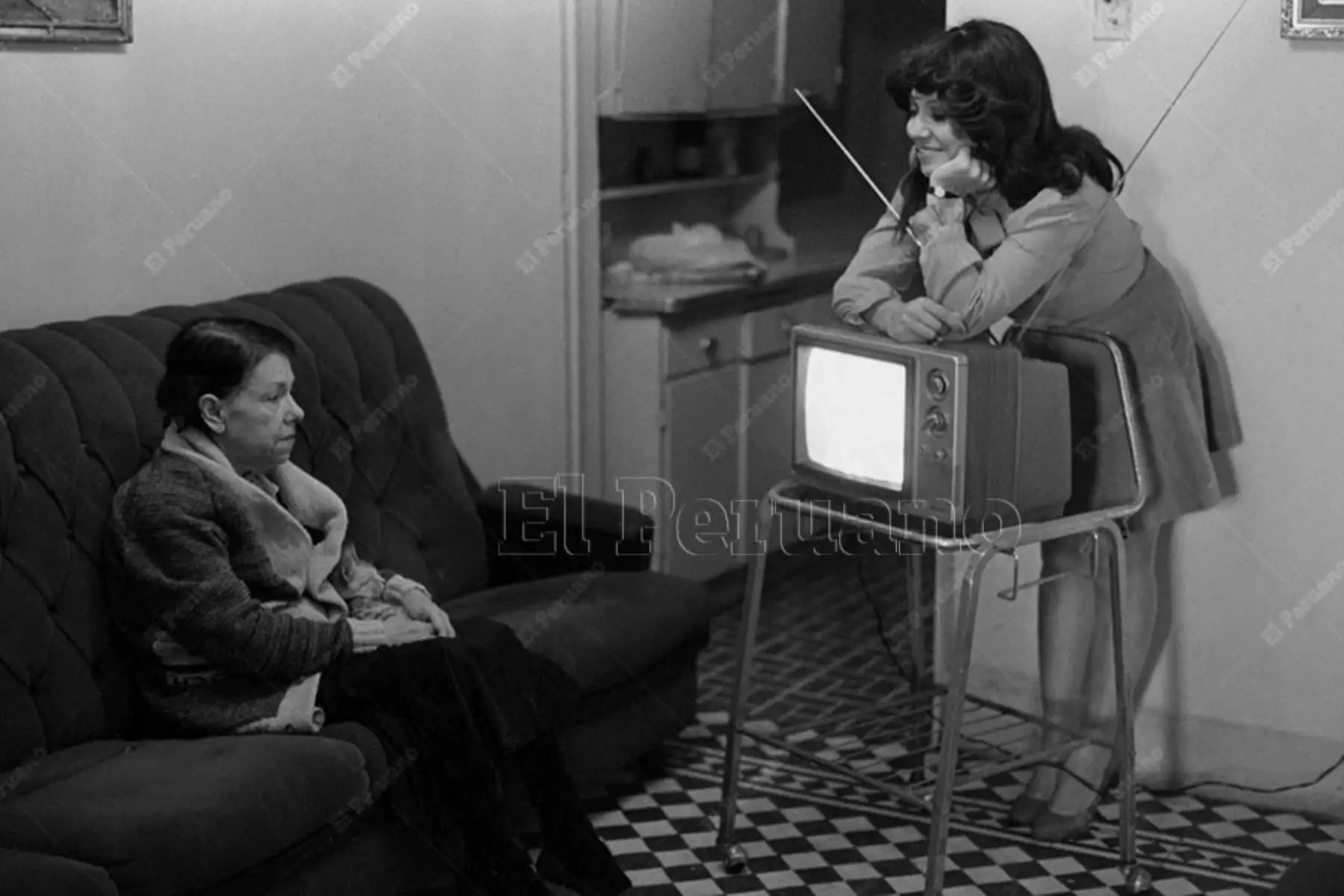 Lima - 19 junio 1984 / La actriz Nancy Cavagnary, y su madre,  en una producción especial para Variedades. Foto: Archivo Histórico de El Peruano / Rómulo Luján