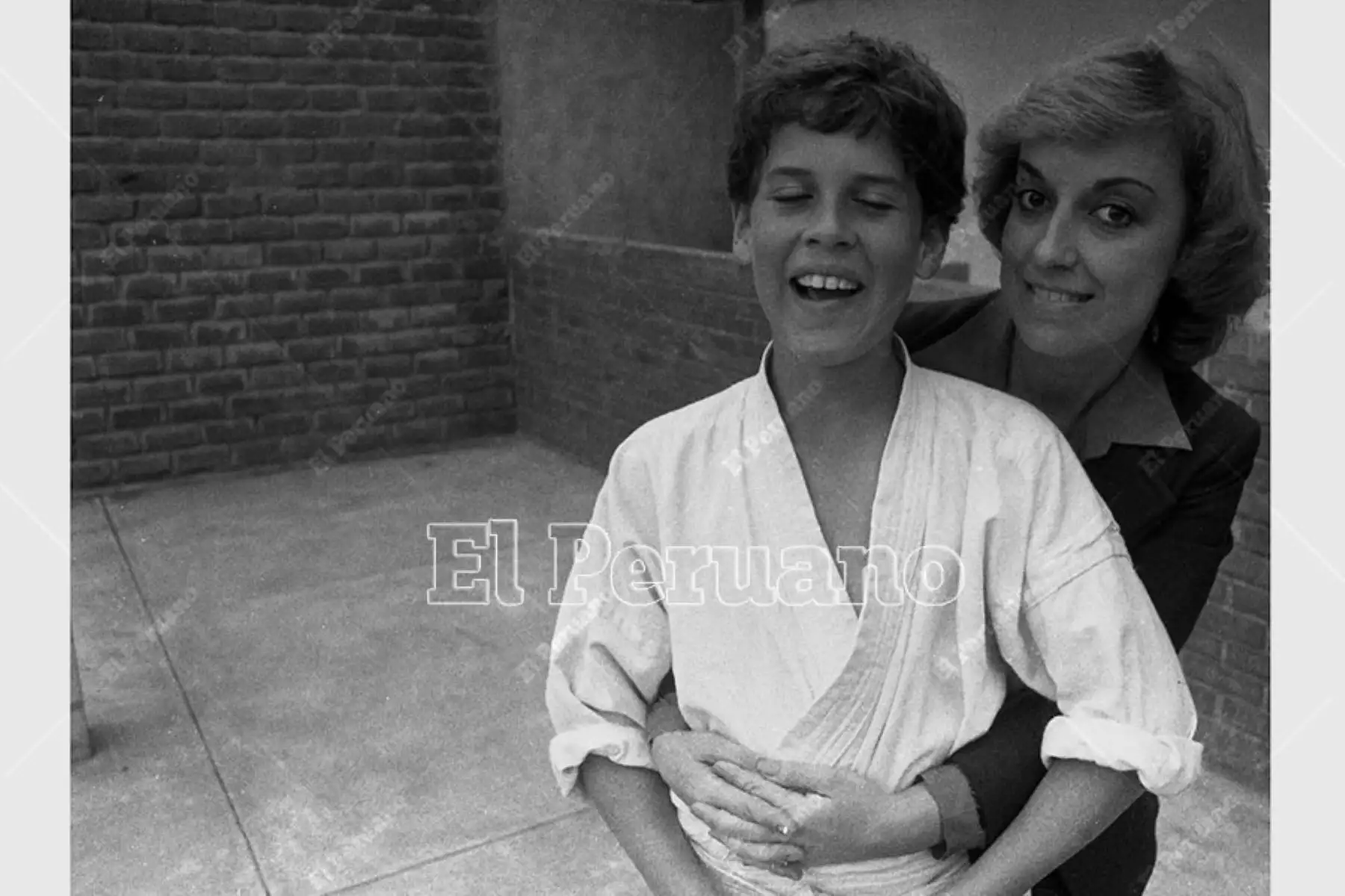 Lima - 23 setiembre 1983 / Regina Alcóver acompañada por su hijo Gian Marco Zignago. 
Foto: Archivo Histórico de El Peruano / Leoncio Mariscal