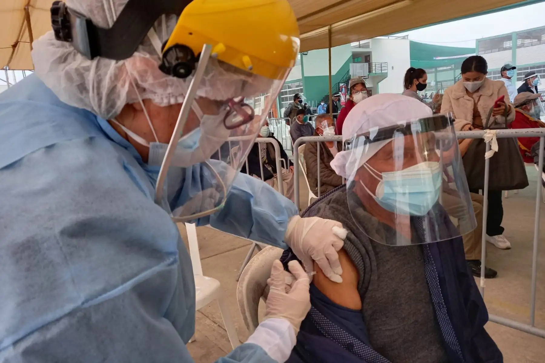 Ugarte explicó dentro de 8 o 10 días ya debería estar culminando la vacunación de los adultos mayores de 70 años, con lo cual el Gobierno, anotó, pasaría a vacunar a las personas mayores de 60 años. Foto: ANDINA/Difusión