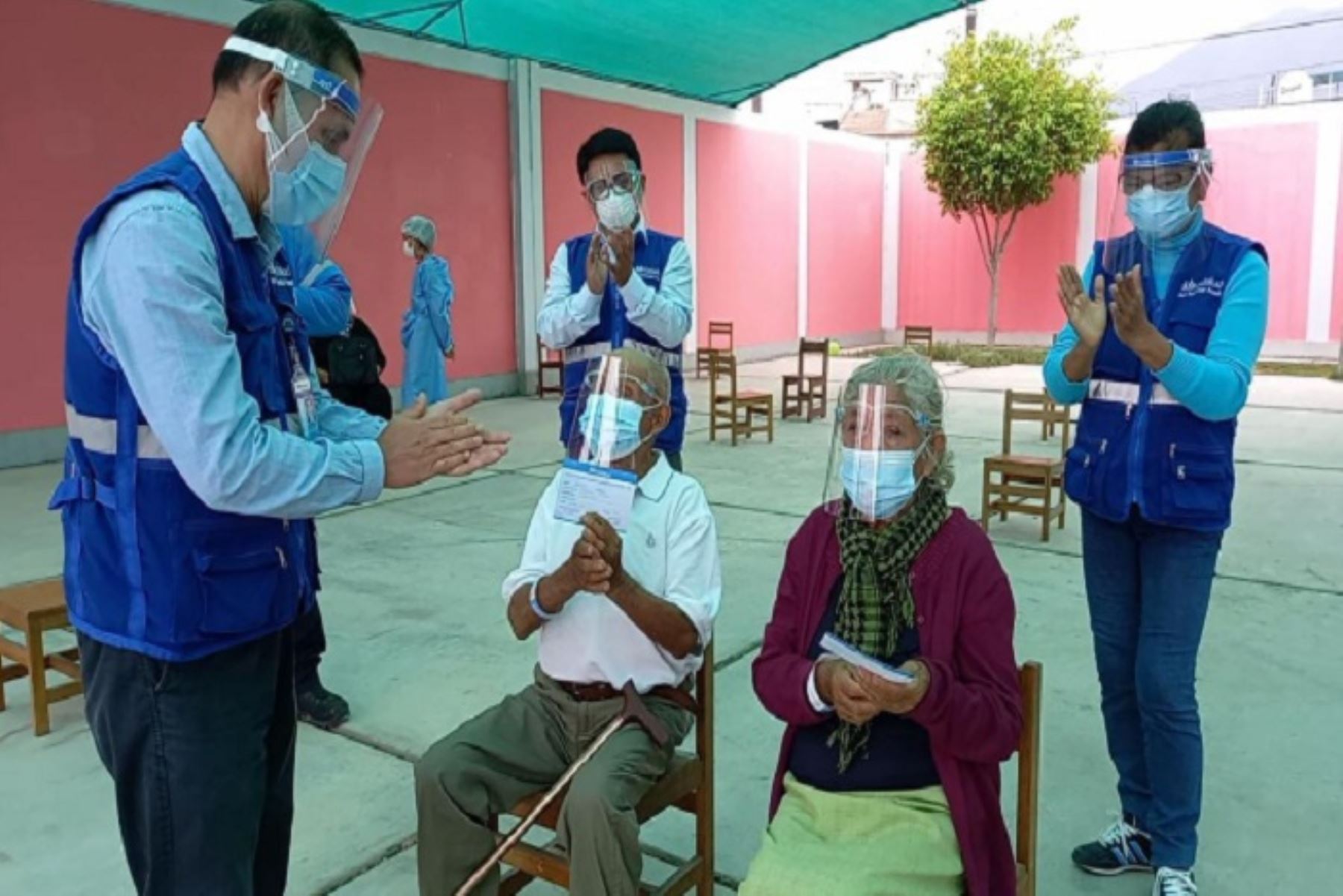 En Áncash ya se ha inmunizado a más de 900 personas mayores de 80 años en los puntos de vacunación de EsSalud.