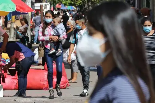 Mujeres jóvenes en América Latina. Foto: EFE