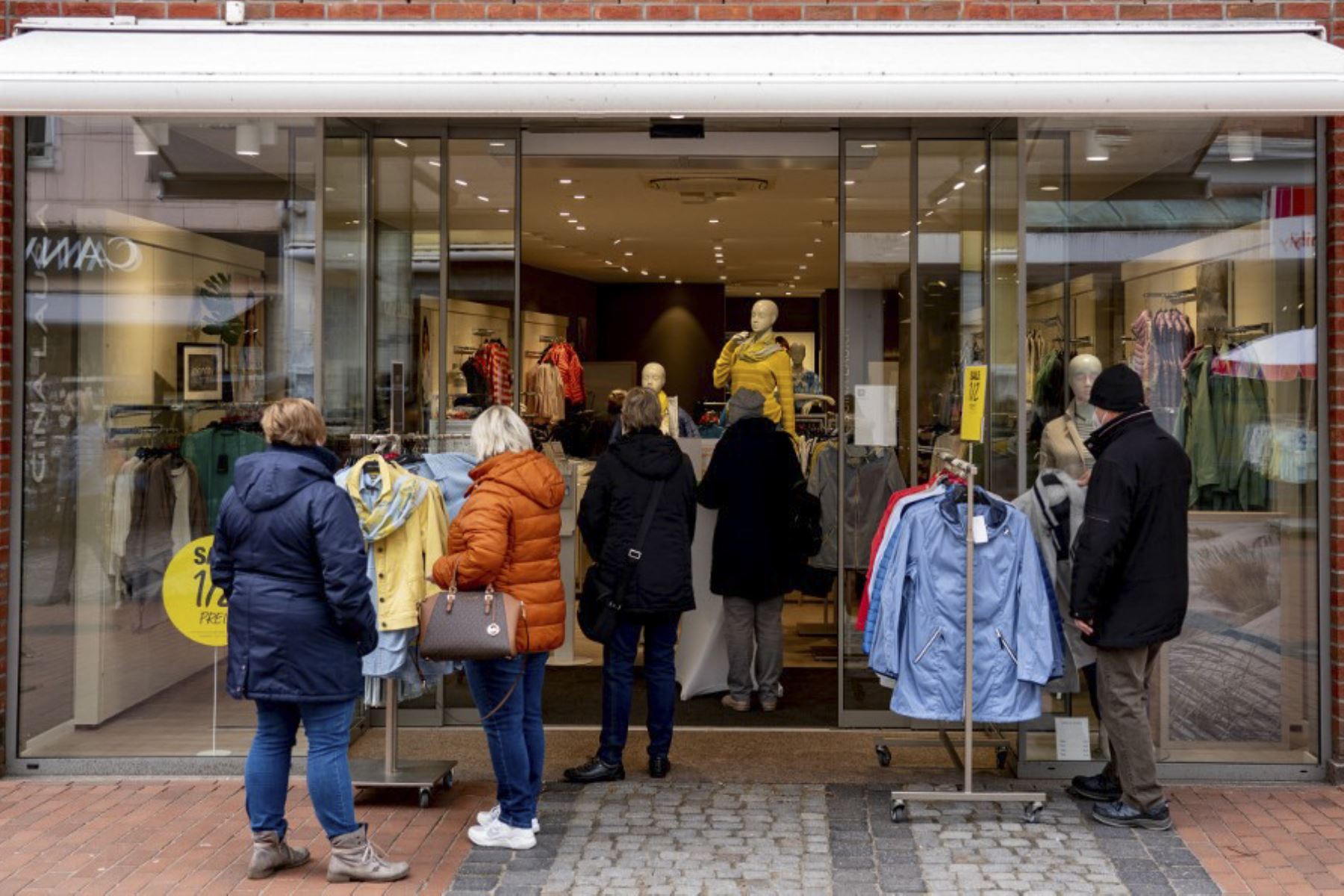 Gente compra ropa en Eckernfoerde, en el norte de Alemania, en medio de la pandemia en curso del coronavirus covid-19. Foto: AFP