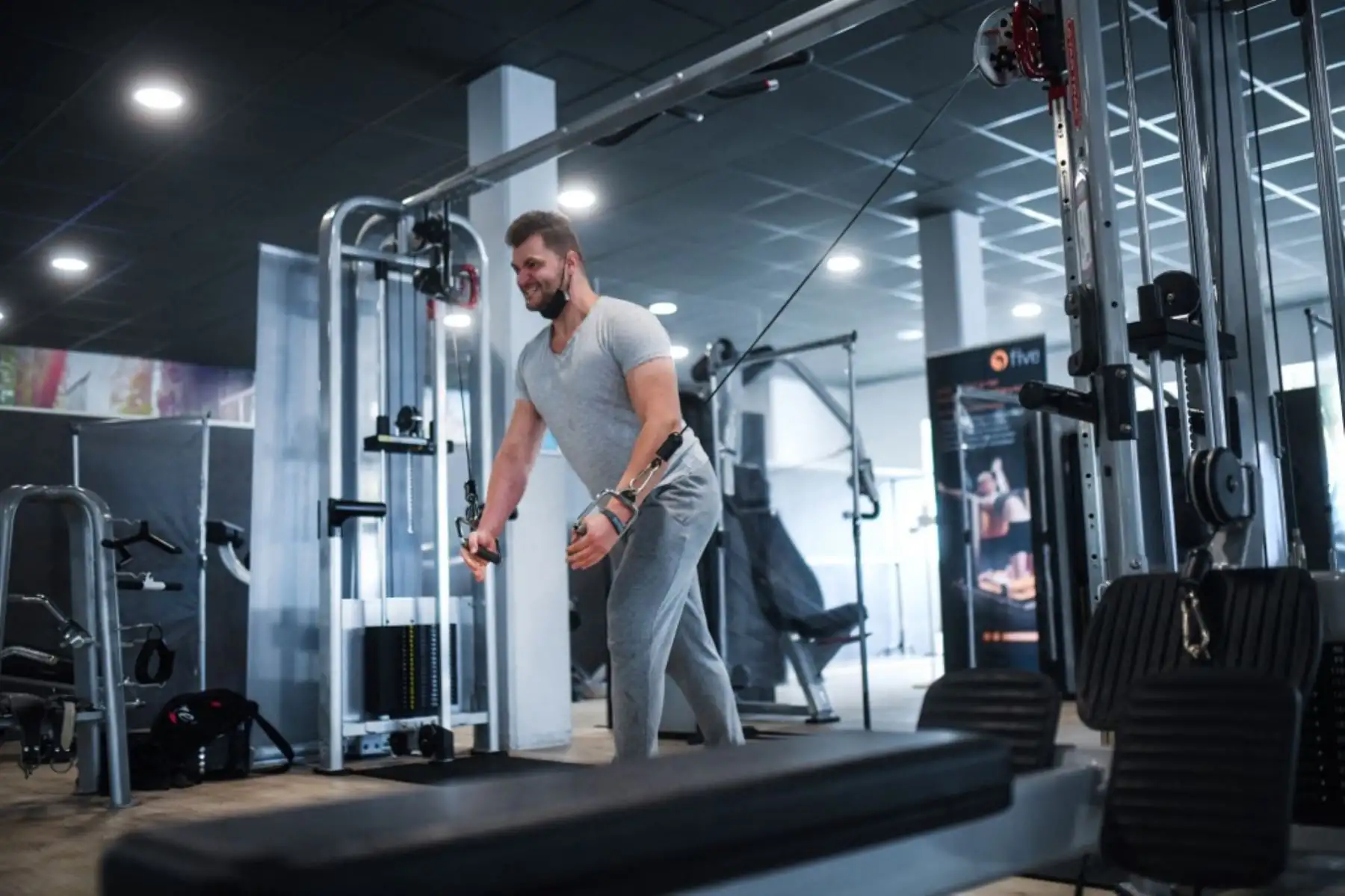 Un estudiante entrena en el gimnasio 