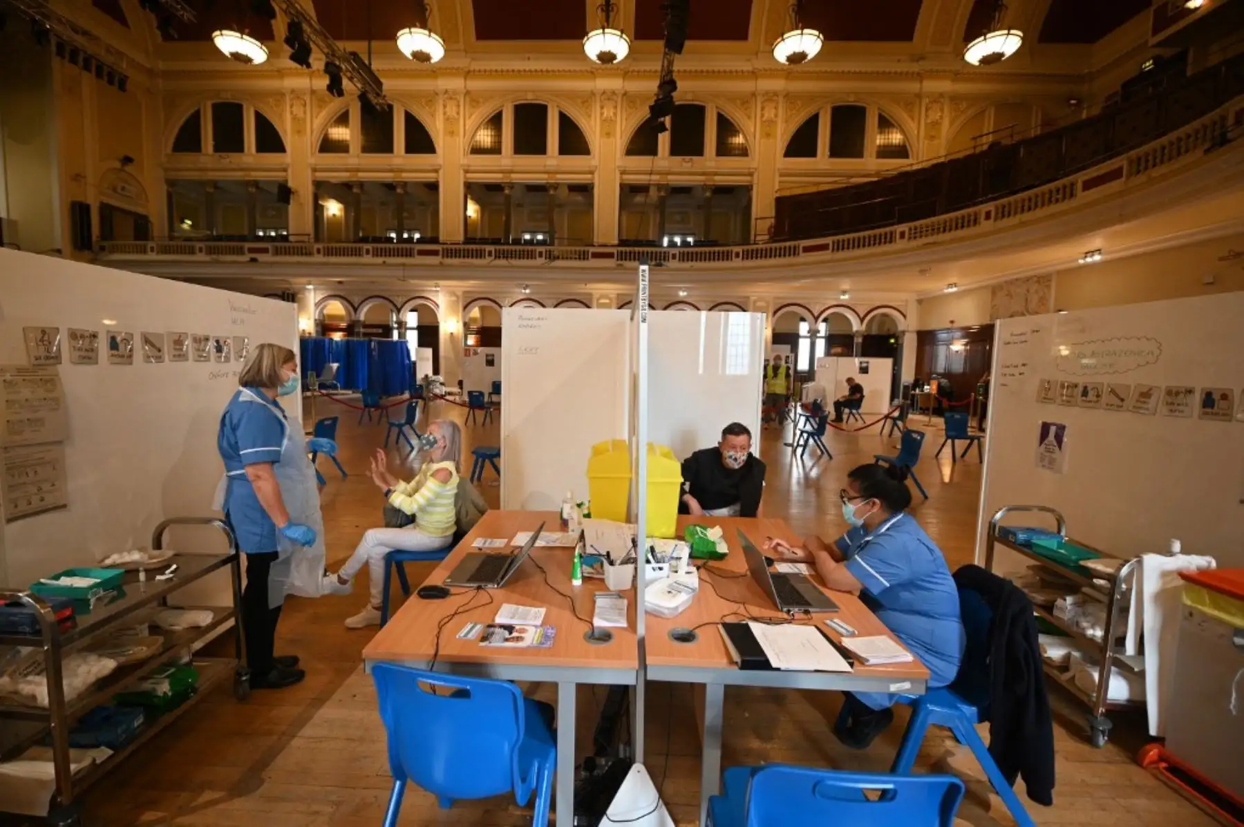 Los miembros del público esperan recibir una dosis de la vacuna AstraZeneca / Oxford covid-19 en un centro de vacunación temporal establecido en el Ayuntamiento de Hull, al noreste de Inglaterra. Foto: AFP