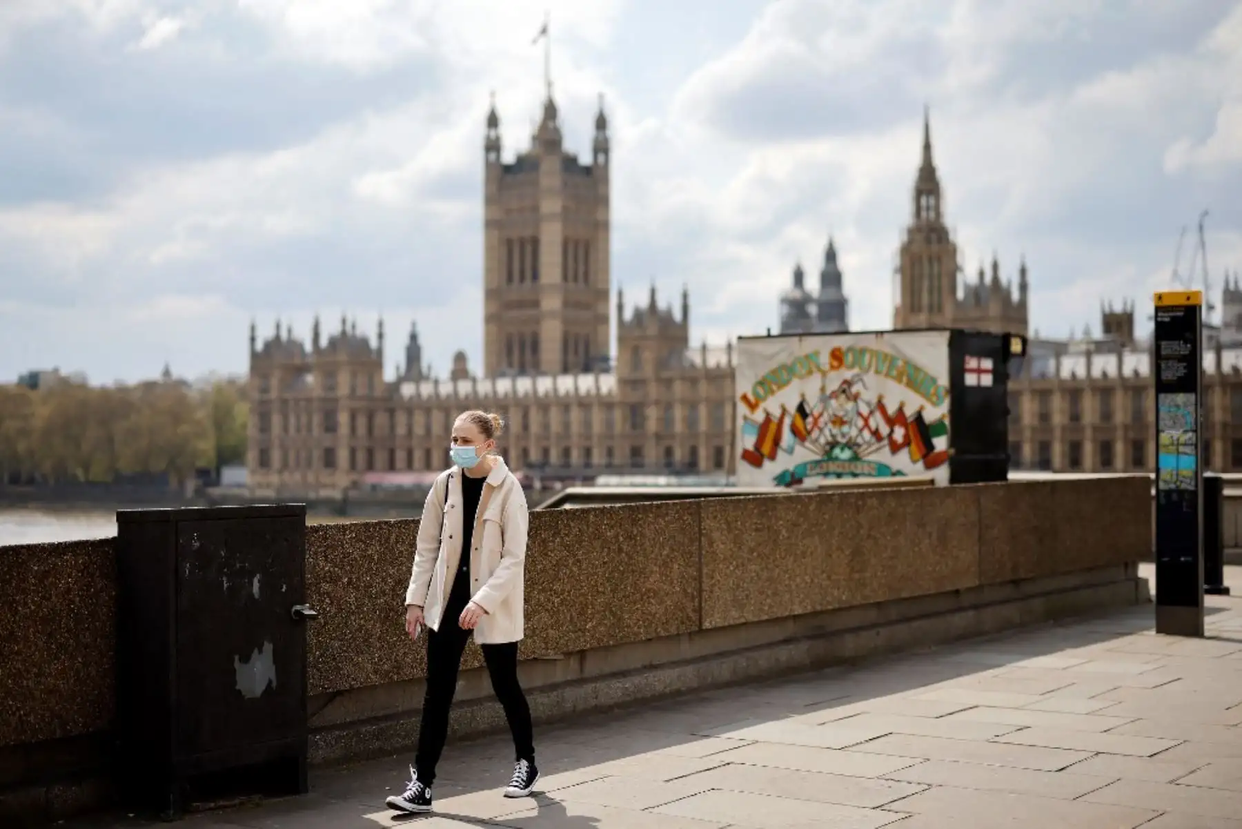 Una persona que se cubrió la cara debido al covid-19 camina cerca de las Casas del Parlamento en el centro de Londres. Foto: AFP