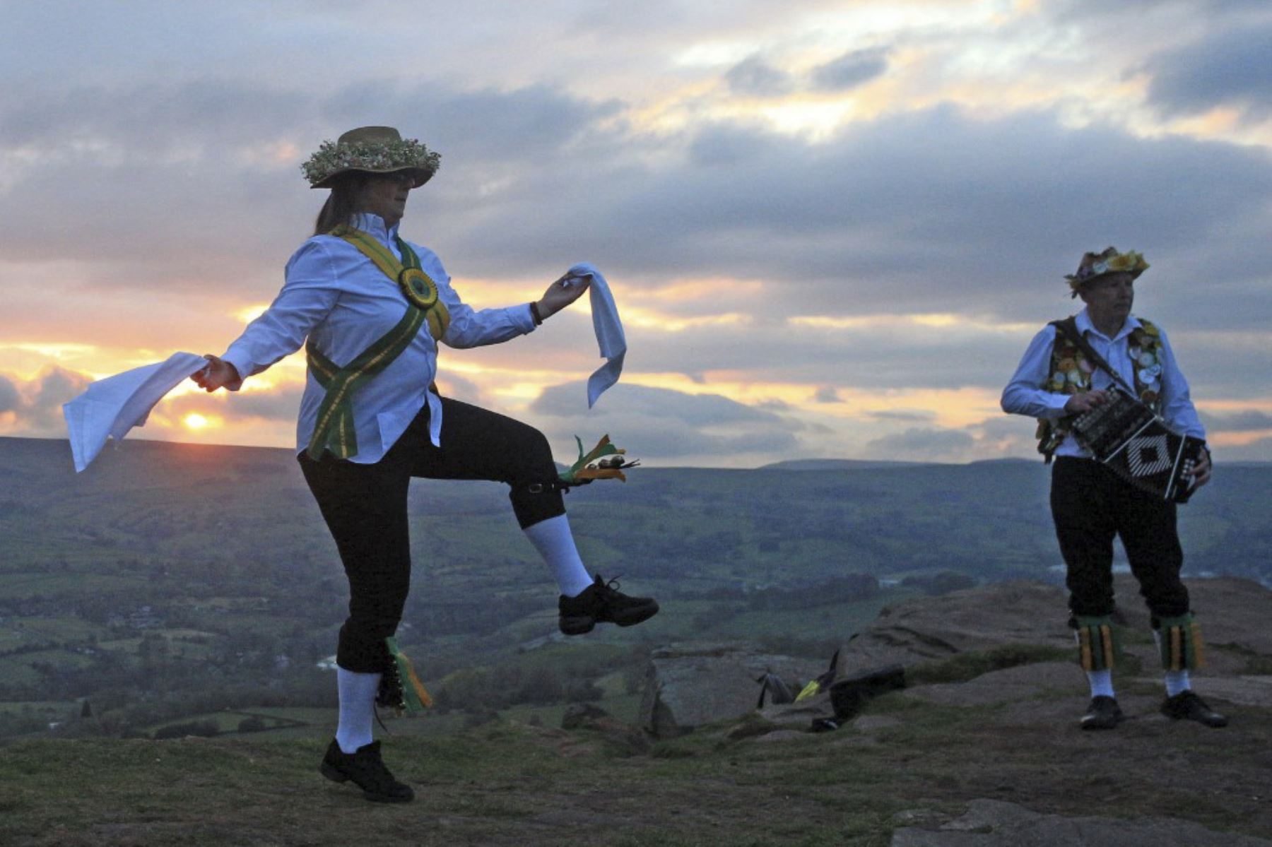 Los miembros de los bailarines de Chapel-en-le-Frith Morris celebran el Primero de Mayo con un baile socialmente distanciado en la cima de Eccles Pike, una colina aislada en Derbyshire Peak District. Foto: AFP