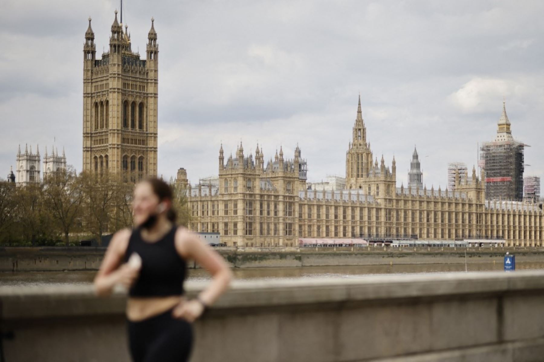 Un corredor pasa por las Casas del Parlamento en el centro de Londres. Foto: AFP