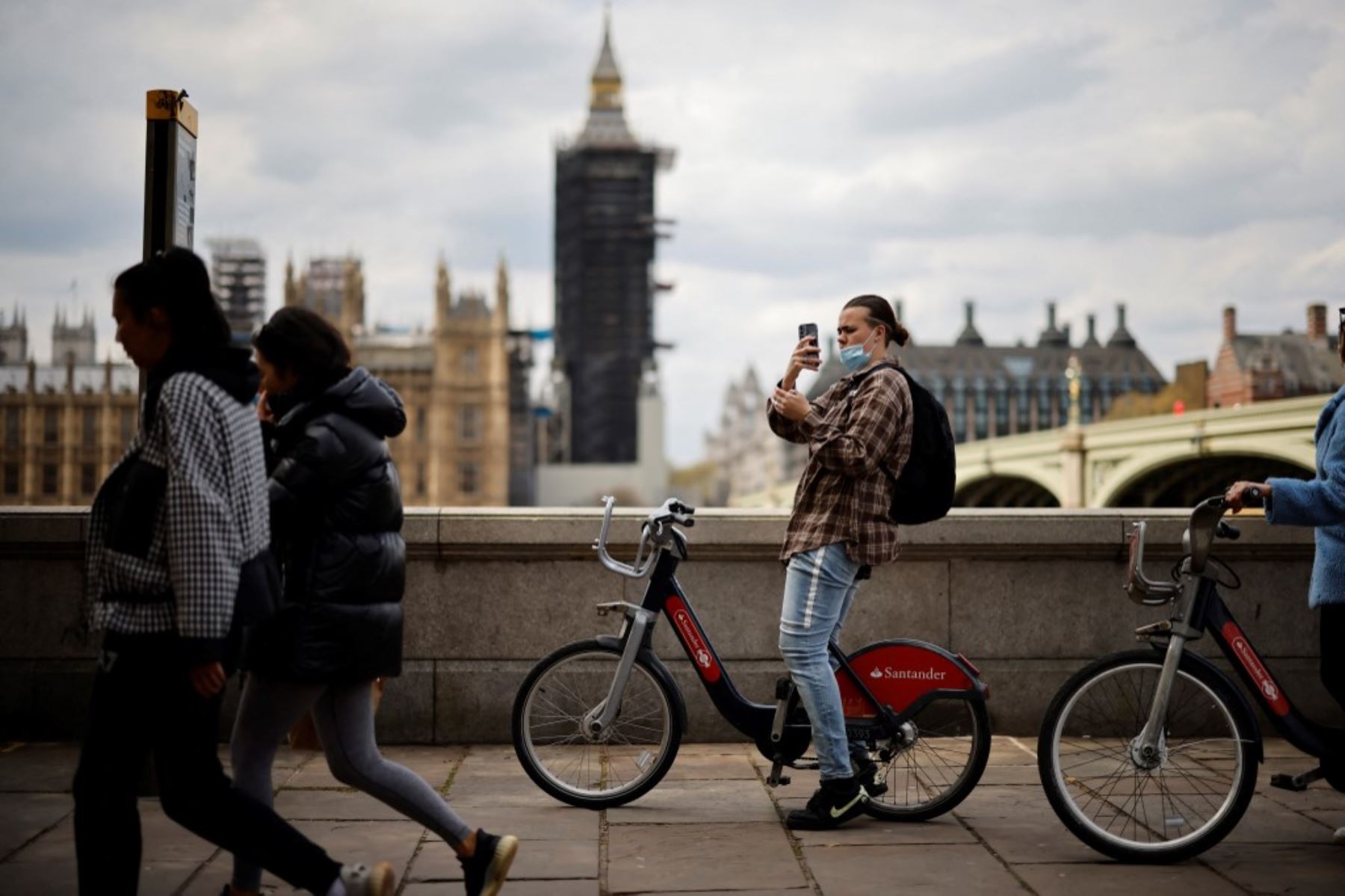 Una persona toma una fotografía a lo largo del terraplén frente a las Casas del Parlamento en el centro de Londres. Foto: AFP