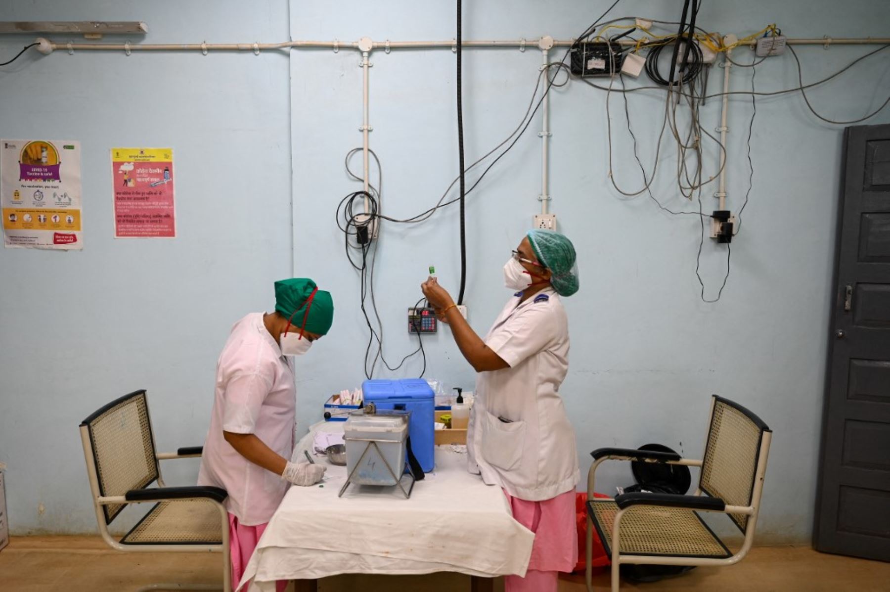 Un trabajador de la salud prepara una dosis de Covishield, la vacuna contra el coronavirus covid-19 de AstraZeneca-Oxford, en un centro de vacunación del Hospital Rajawadi en Mumbai. Foto: AFP
