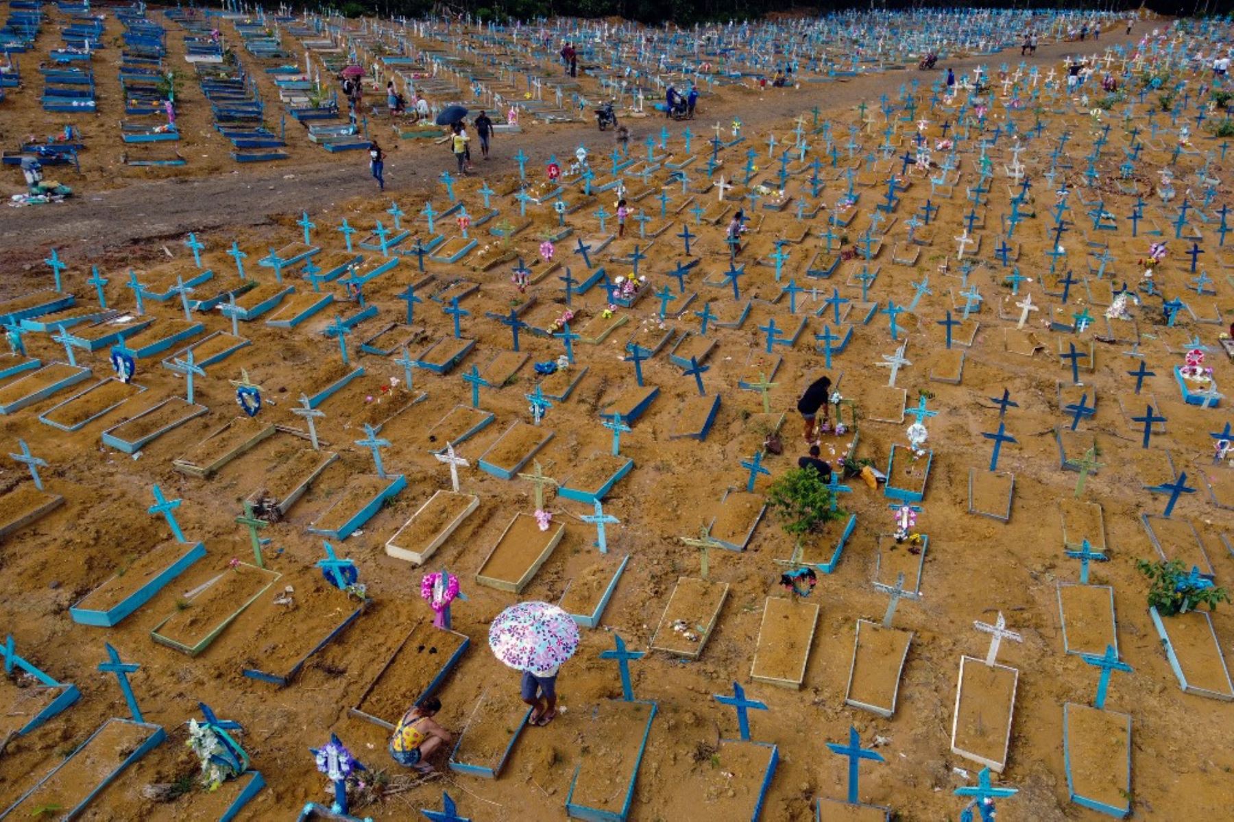 La gente visita el cementerio de Nossa Senhora Aparecida el Día de la Madre, en Manaus, estado de Amazonas, Brasil. Foto: AFP