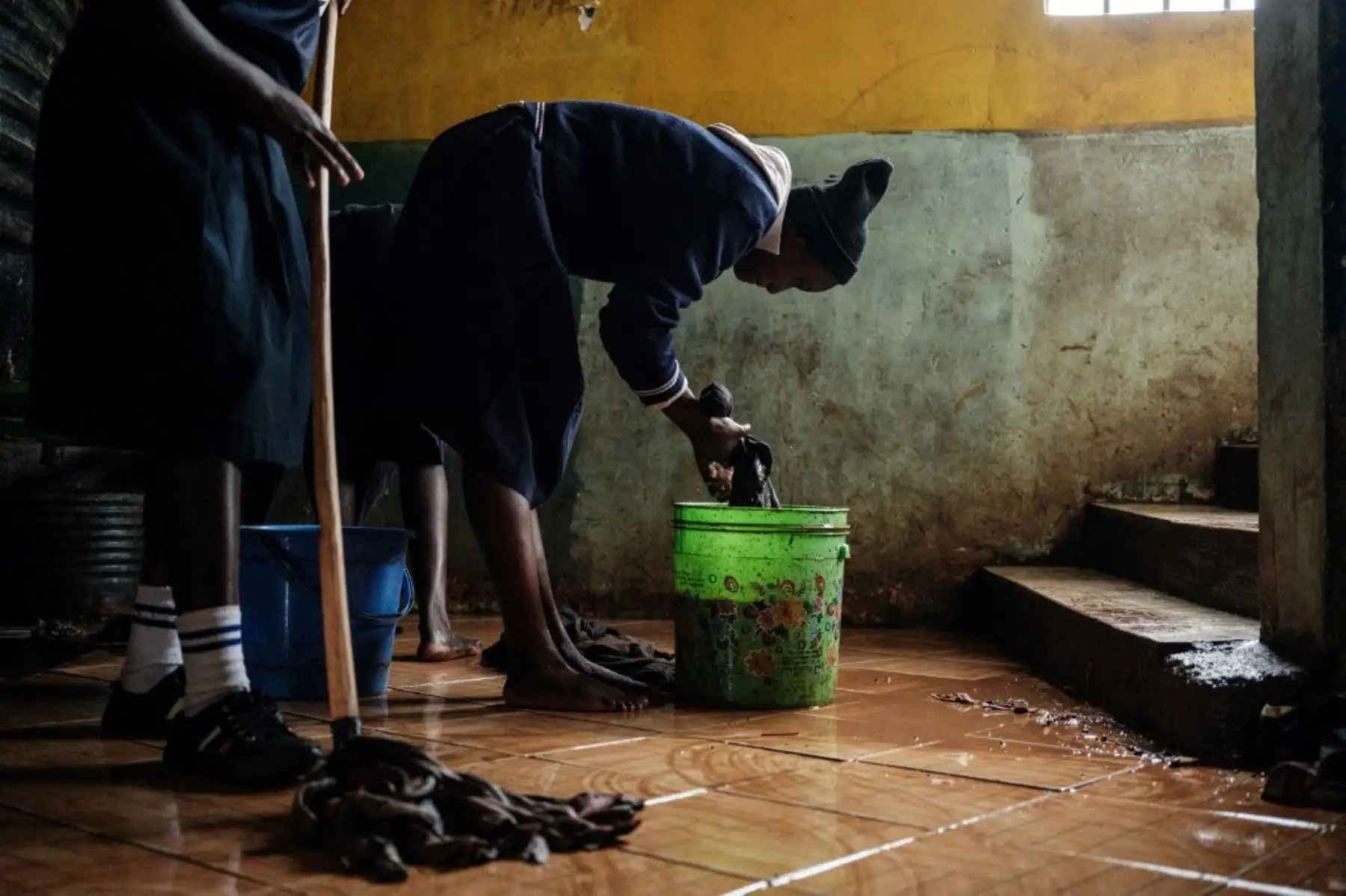 Los estudiantes del Miracle and Victory Children Center, una escuela primaria privada para huérfanos, limpian antes de que comiencen las clases cuando las escuelas vuelven a abrir después de un receso de 6 semanas siguiendo la directiva del presidente de Kenia, Uhuru Kenyatta, de frenar la propagación del coronavirus Covid-19, en el barrio pobre de Kibera, Nairobi. Foto: AFP