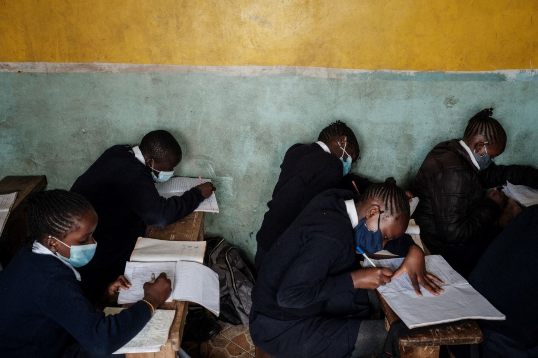 Estudiantes del Miracle and Victory Children Center, una escuela primaria privada para huérfanos, asisten a una clase cuando las escuelas reabren después de un receso de 6 semanas siguiendo la directiva del presidente de Kenia, Uhuru Kenyatta, para frenar la propagación del coronavirus. Foto: AFP