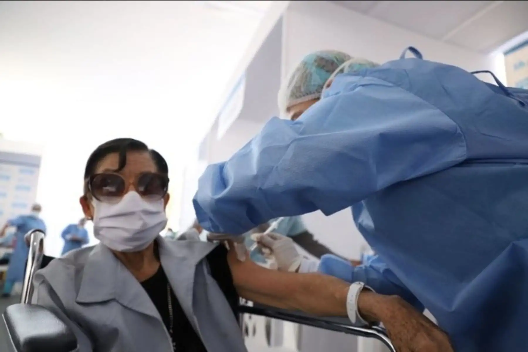 Desde el vacunatorio de Surquillo se viene realizando la jornada de vacunación para mayores de 70 años, de una manera ordenada y fluida. Los profesionales de EsSalud realizan una atención personalizada y respeto por nuestros adultos mayores. Foto: EsSalud
